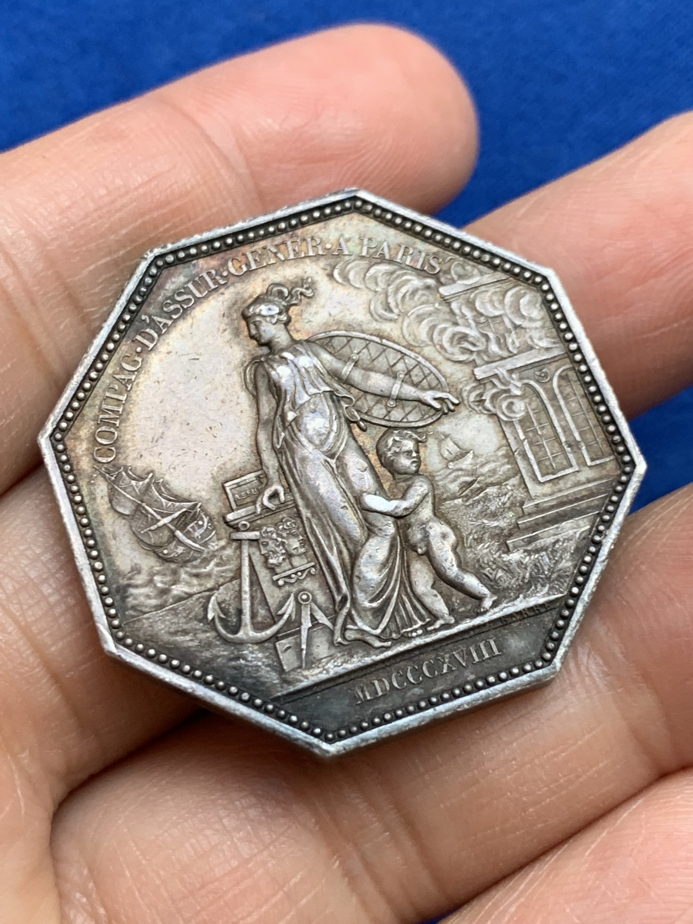 《竞宝斋》第237场- 周日，周一，周二，周日 疯狂4连拍 (全场包邮) 法国路易十八巴黎一般保险公司八角银代币，22.45g，35.7mm，这款少见的早期无边铭