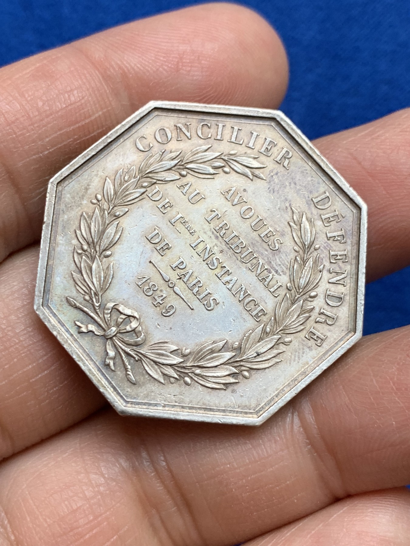 《竞宝斋》第237场- 周日，周一，周二，周日 疯狂4连拍 (全场包邮) 法国巴黎一审法庭的法律和法律辩护银质八角jeton，19.57g，34.5mm，手指边铭