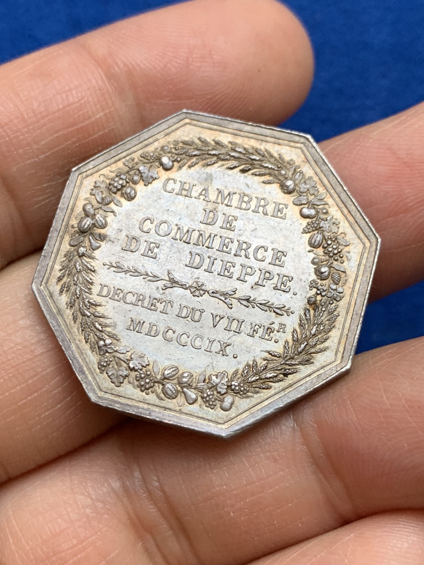 《竞宝斋》第237场- 周日，周一，周二，周日 疯狂4连拍 (全场包邮) 法国八角银质代币，迪耶普商会，13.53g，31.7mm，早期无边铭