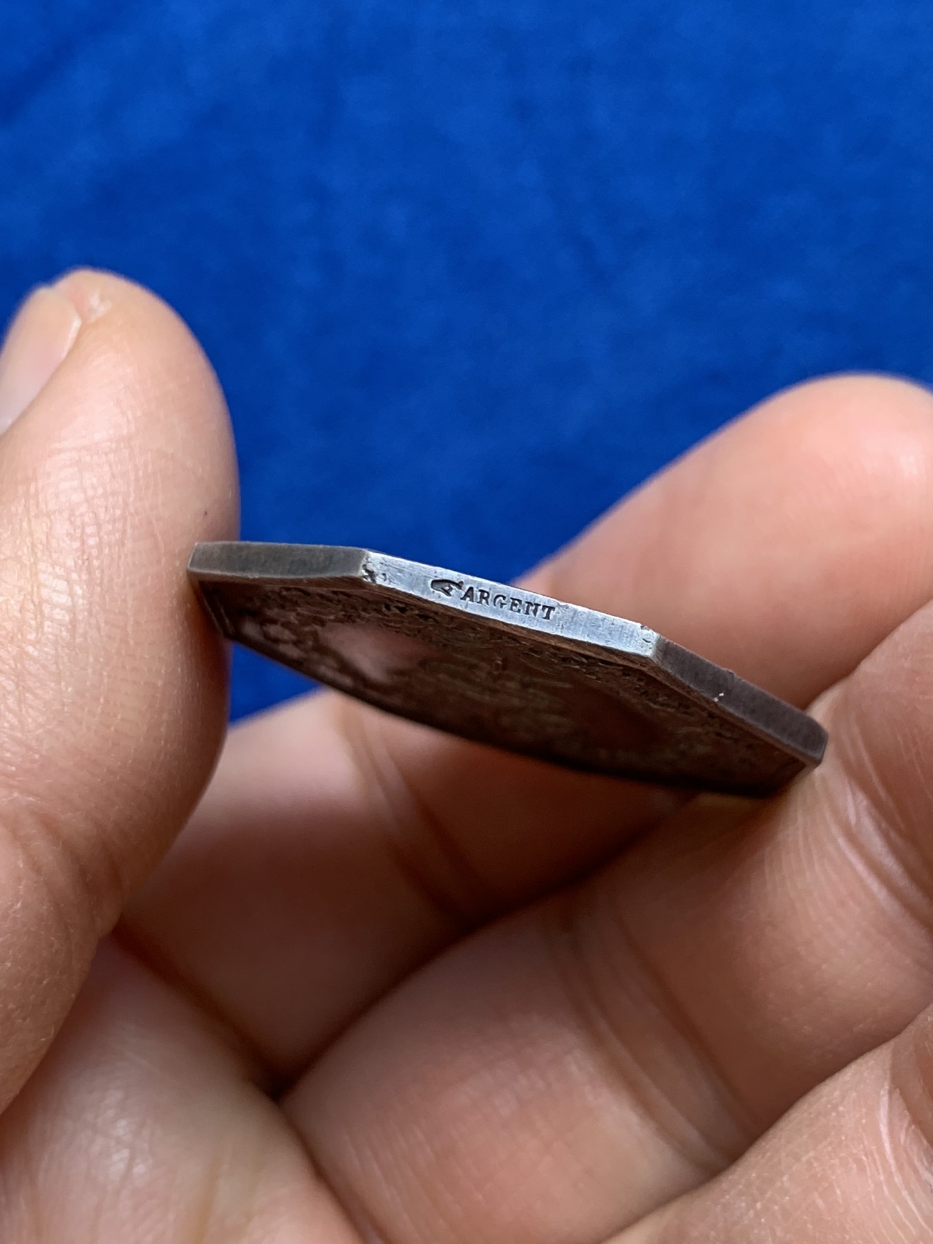 《竞宝斋》第237场- 周日，周一，周二，周日 疯狂4连拍 (全场包邮) 法国克莱蒙商会八角银质代币，12.28g，30.5mm，1845-1860年手指边铭