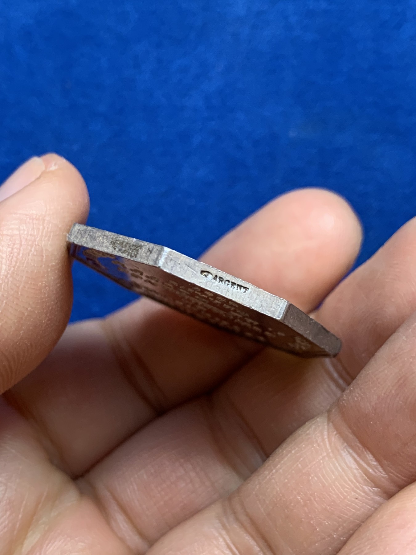 《竞宝斋》第237场- 周日，周一，周二，周日 疯狂4连拍 (全场包邮) 法国亚眠商业银行八角银质代币，17.90g，33.9mm，手指边铭，极少见品种