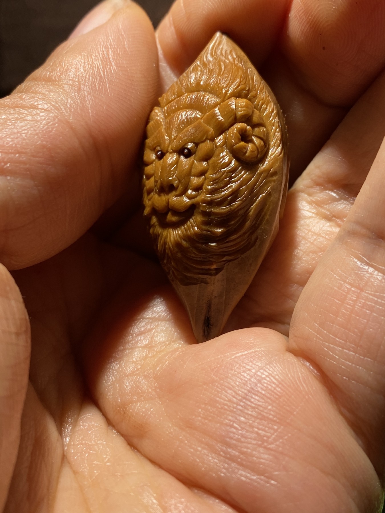 苏工核雕手工制作，总有一款适合你 苏工核雕老苏工雕刻，四花梅林大核手工羊的守护个性十足，美不胜收，尺寸2。29x4.55喜欢的来价格不贵