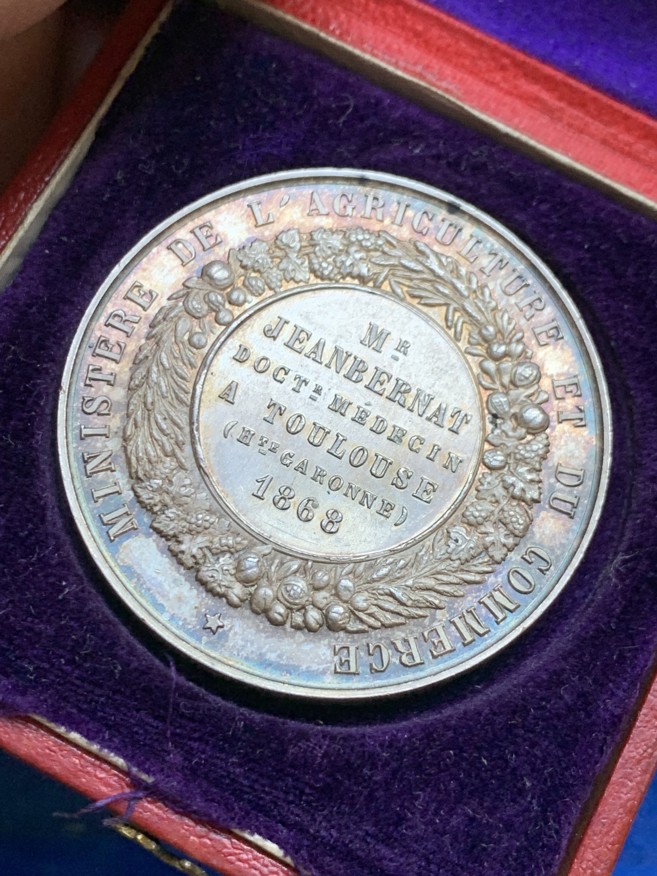 《竞宝斋》第237场- 周日，周一，周二，周日 疯狂4连拍 (全场包邮) 法国1868年图卢兹农业部疫苗接种纪念银章，用维纳斯受到治愈之神埃斯库拉佩的保护以此寓意疫苗的作用，两侧是牛和带有疫苗管的柳叶刀，37.38g，41.3mm，蜜蜂边铭，贴了编号贴纸，原味包浆 细节精致