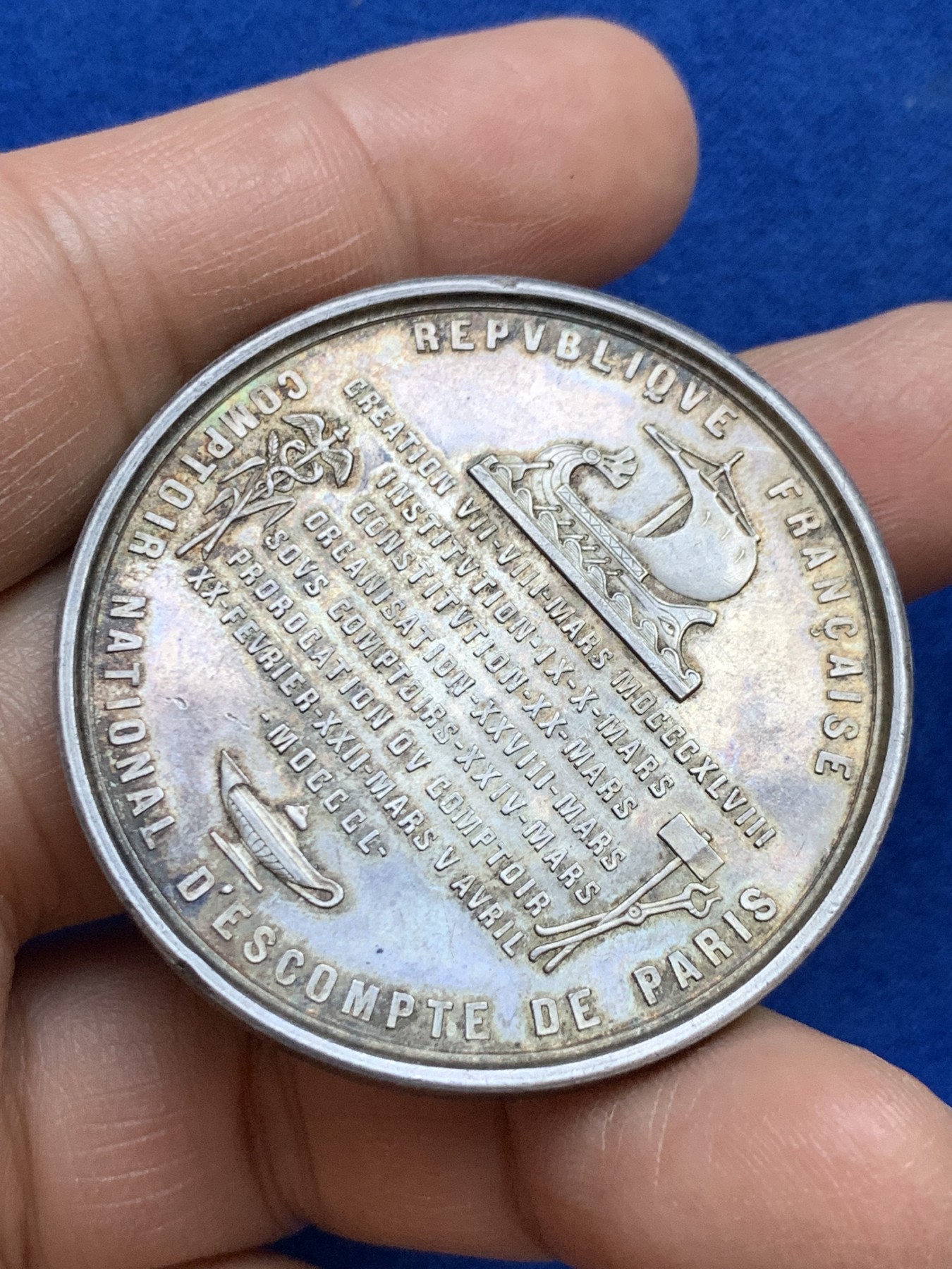 《竞宝斋》第237场- 周日，周一，周二，周日 疯狂4连拍 (全场包邮) 法国巴黎国家折扣柜台银章，44.82g，45.5mm，1879年仅铸造一个月的烟斗边铭，黄油底光