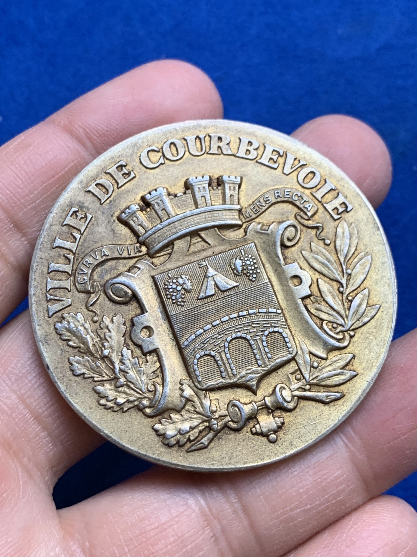 《竞宝斋》第237场- 周日，周一，周二，周日 疯狂4连拍 (全场包邮) 法国库尔布瓦市以表彰为城市服务鎏金银质奖章，62.05g，50.2mm，丰饶角2银标