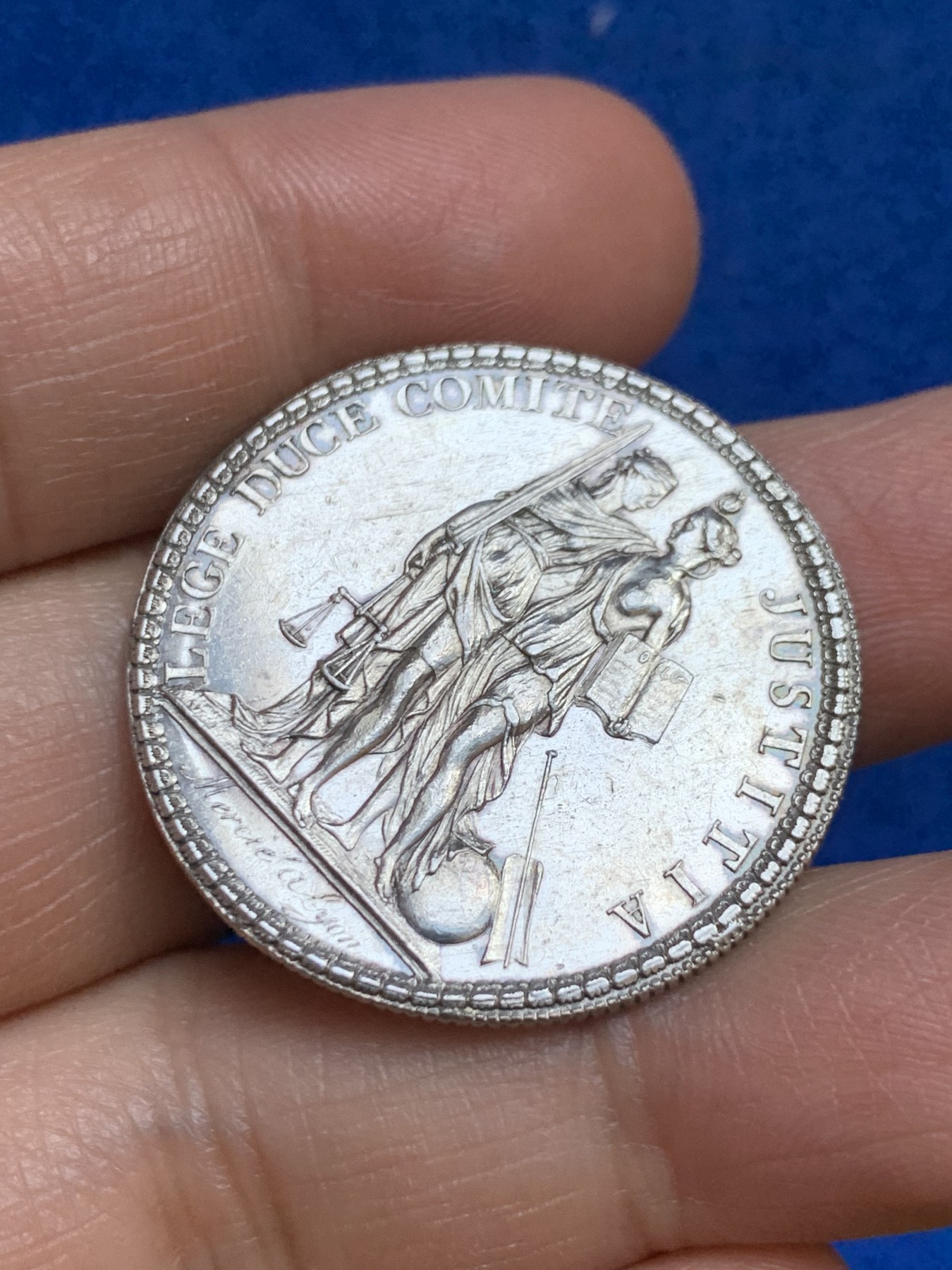 《竞宝斋》第237场- 周日，周一，周二，周日 疯狂4连拍 (全场包邮) 法国里昂律师事务所银质jeton，“正义需要用剑做后盾”，11.25g，32.5mm，早期齿边