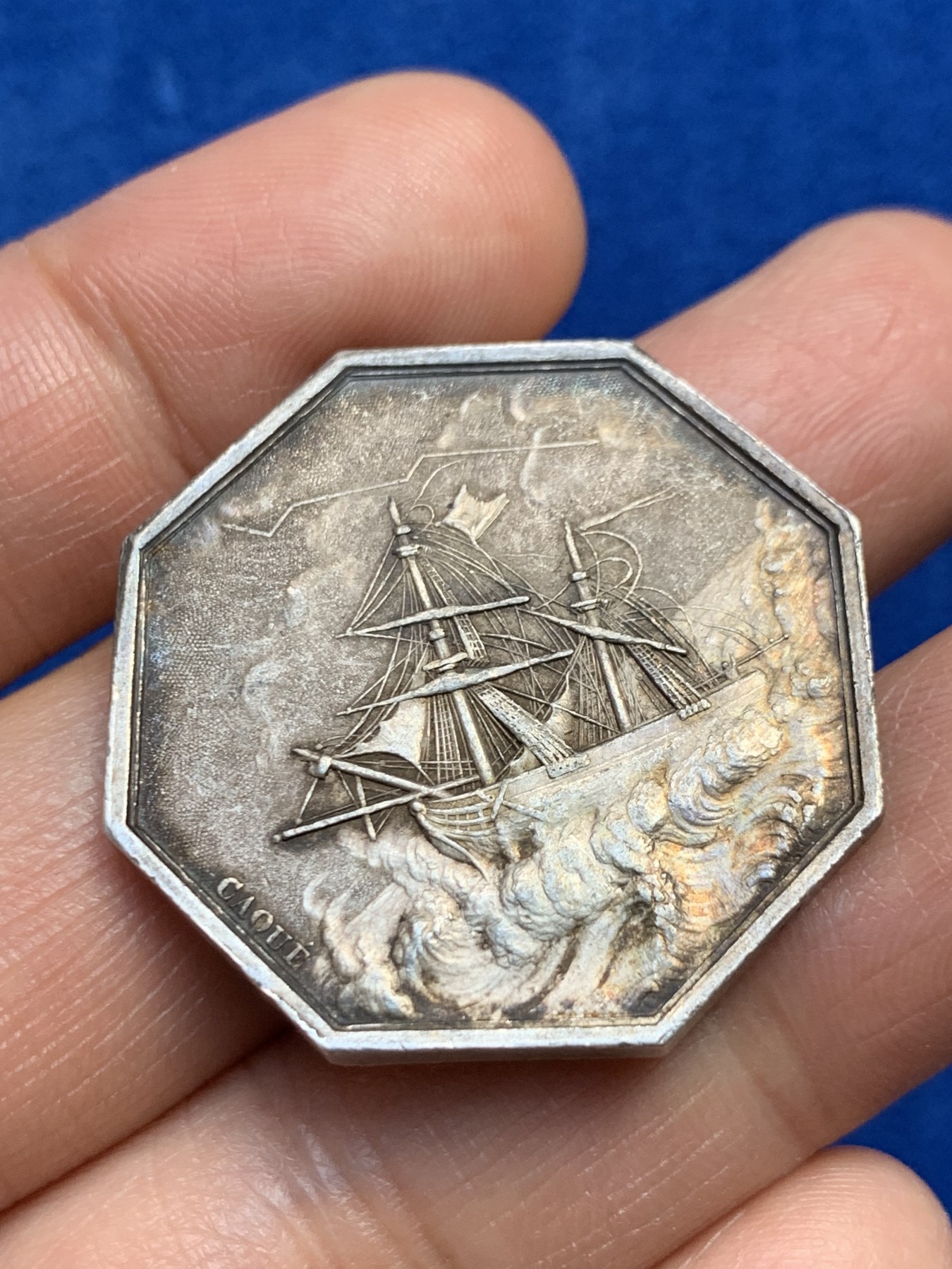 《竞宝斋》第237场- 周日，周一，周二，周日 疯狂4连拍 (全场包邮) 法国八角银质代币jeton，海上保险与贷款公司，jeton资料书封面海妖梅卢辛，33.2mm，17.61g，1832-1841神灯边铭