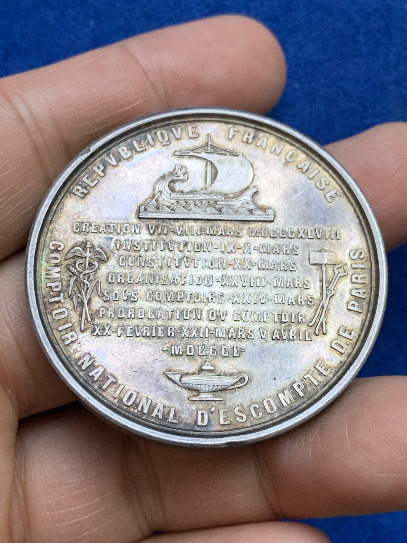 《竞宝斋》第237场- 周日，周一，周二，周日 疯狂4连拍 (全场包邮) 法国巴黎国家折扣柜台银章，44.82g，45.5mm，1879年仅铸造一个月的烟斗边铭，黄油底光