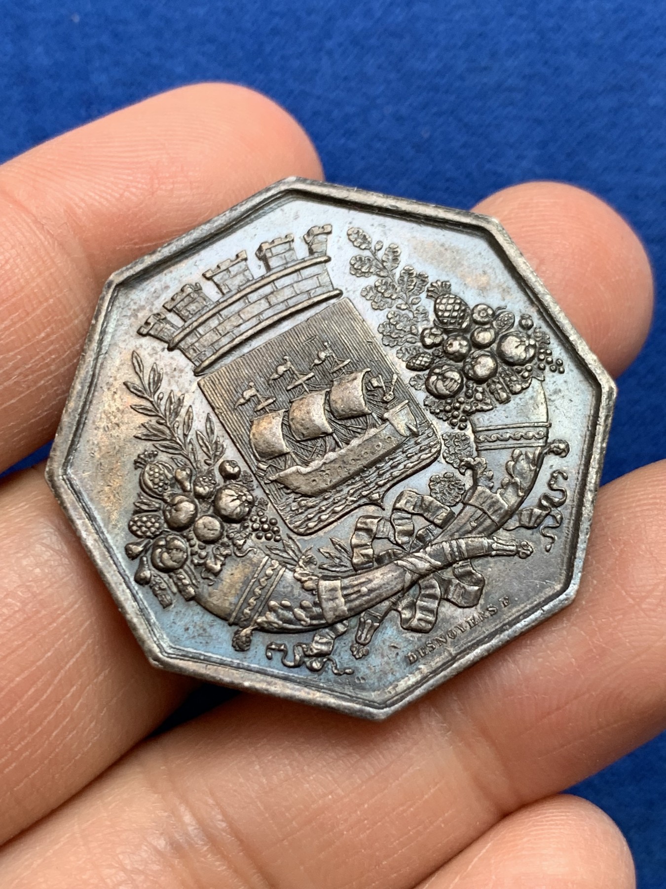 《竞宝斋》第237场- 周日，周一，周二，周日 疯狂4连拍 (全场包邮) 法国巴黎商会JETON银质八角，黑漆古油性包浆，19.74g，36.5mm，1832-1841年神灯边铭