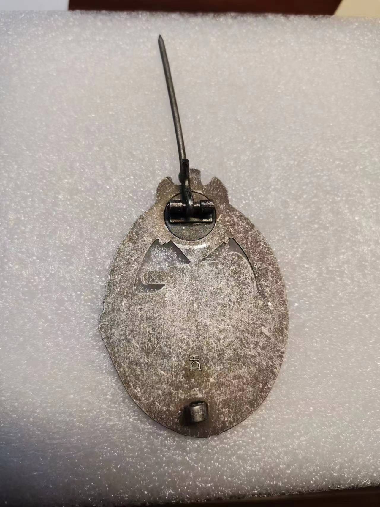 亚特兰蒂斯联合拍卖第二期 德三银级坦克突击勋章，复制的不错，后面带有厂标