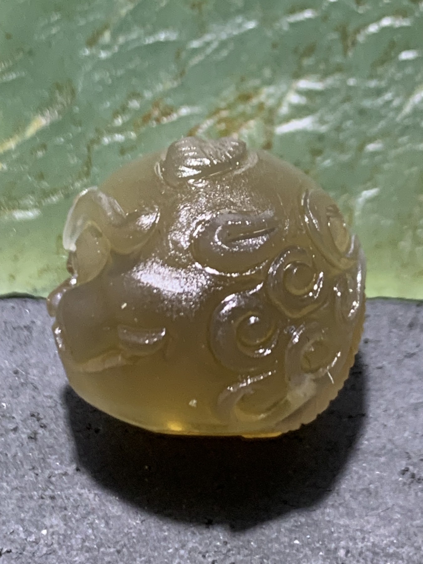 精美亚光巴西玛瑙手工雕刻瑞兽珠子（吊坠）一个