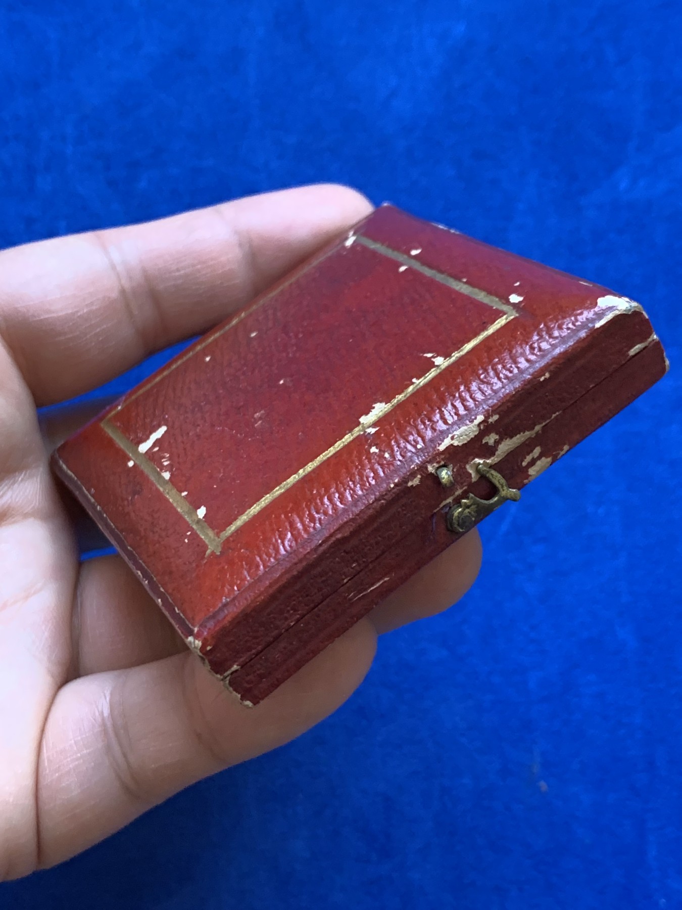 《竞宝斋》第237场- 周日，周一，周二，周日 疯狂4连拍 (全场包邮) 法国1868年图卢兹农业部疫苗接种纪念银章，用维纳斯受到治愈之神埃斯库拉佩的保护以此寓意疫苗的作用，两侧是牛和带有疫苗管的柳叶刀，37.38g，41.3mm，蜜蜂边铭，贴了编号贴纸，原味包浆 细节精致