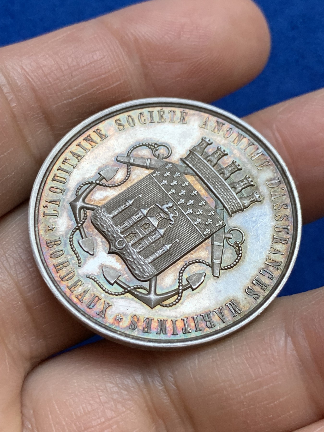 《竞宝斋》第237场- 周日，周一，周二，周日 疯狂4连拍 (全场包邮) 法国波尔多海上保险公司银质代币，17.79g，35mm，手指边铭，金黄包浆，非常漂亮的一帆风顺和波尔多城市徽章