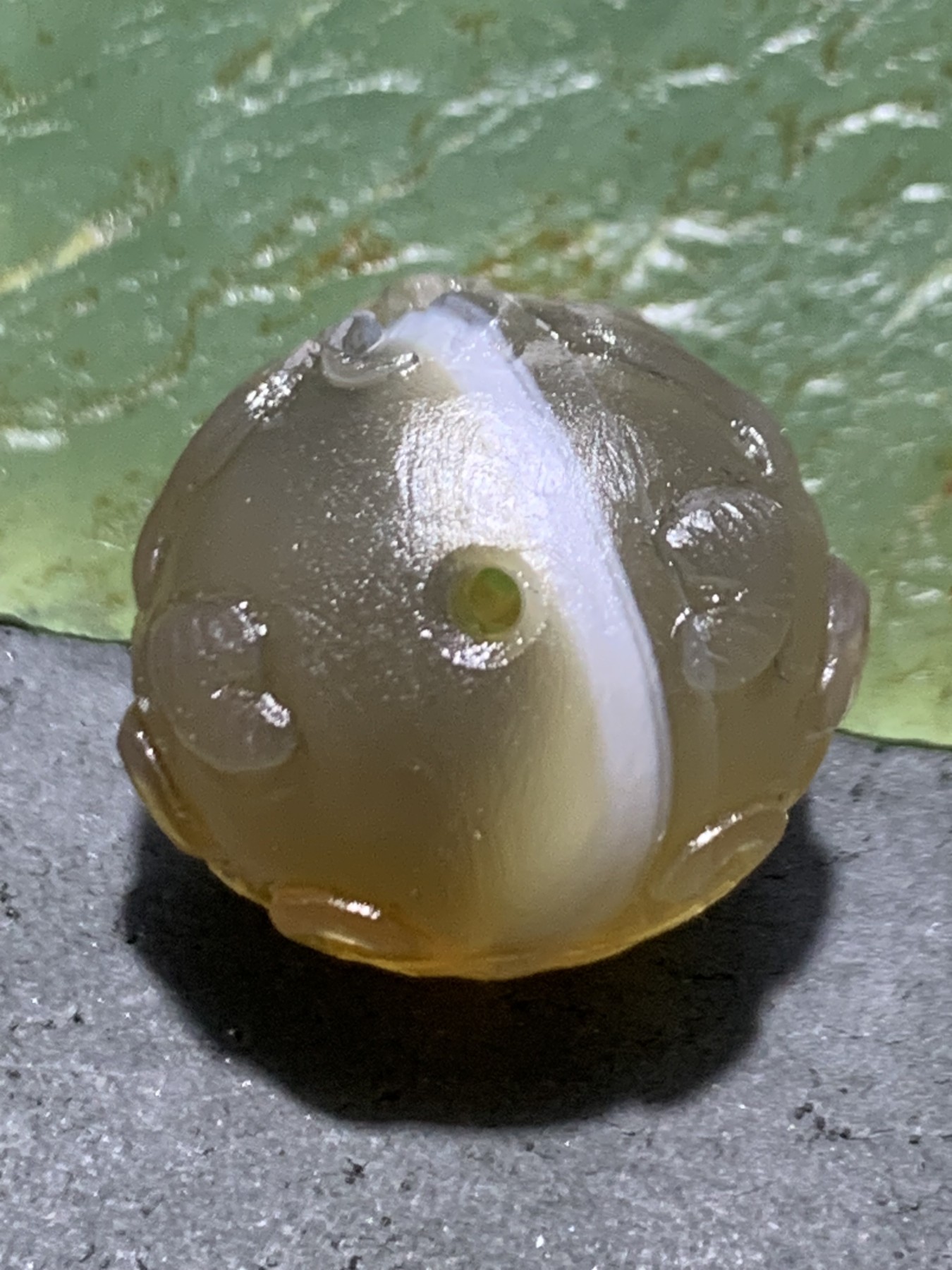 精美亚光巴西玛瑙手工雕刻瑞兽珠子（吊坠）一个