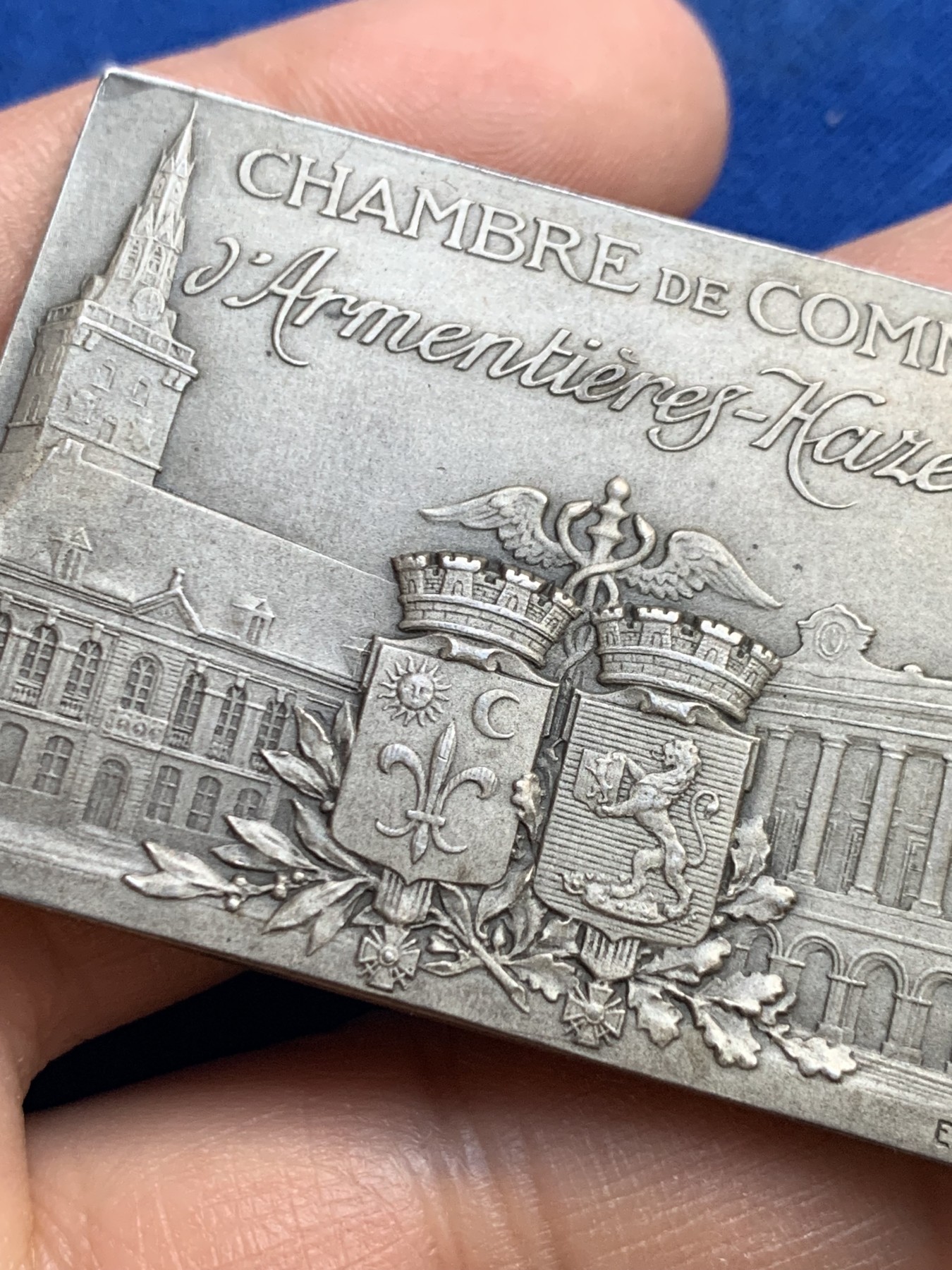 《竞宝斋》第237场- 周日，周一，周二，周日 疯狂4连拍 (全场包邮) 法国方形银章，阿蒙蒂埃、巴勒尔和默维尔商会，背面左下角有点小磕，60.60g，37.3*56mm，丰饶角2ARGENT