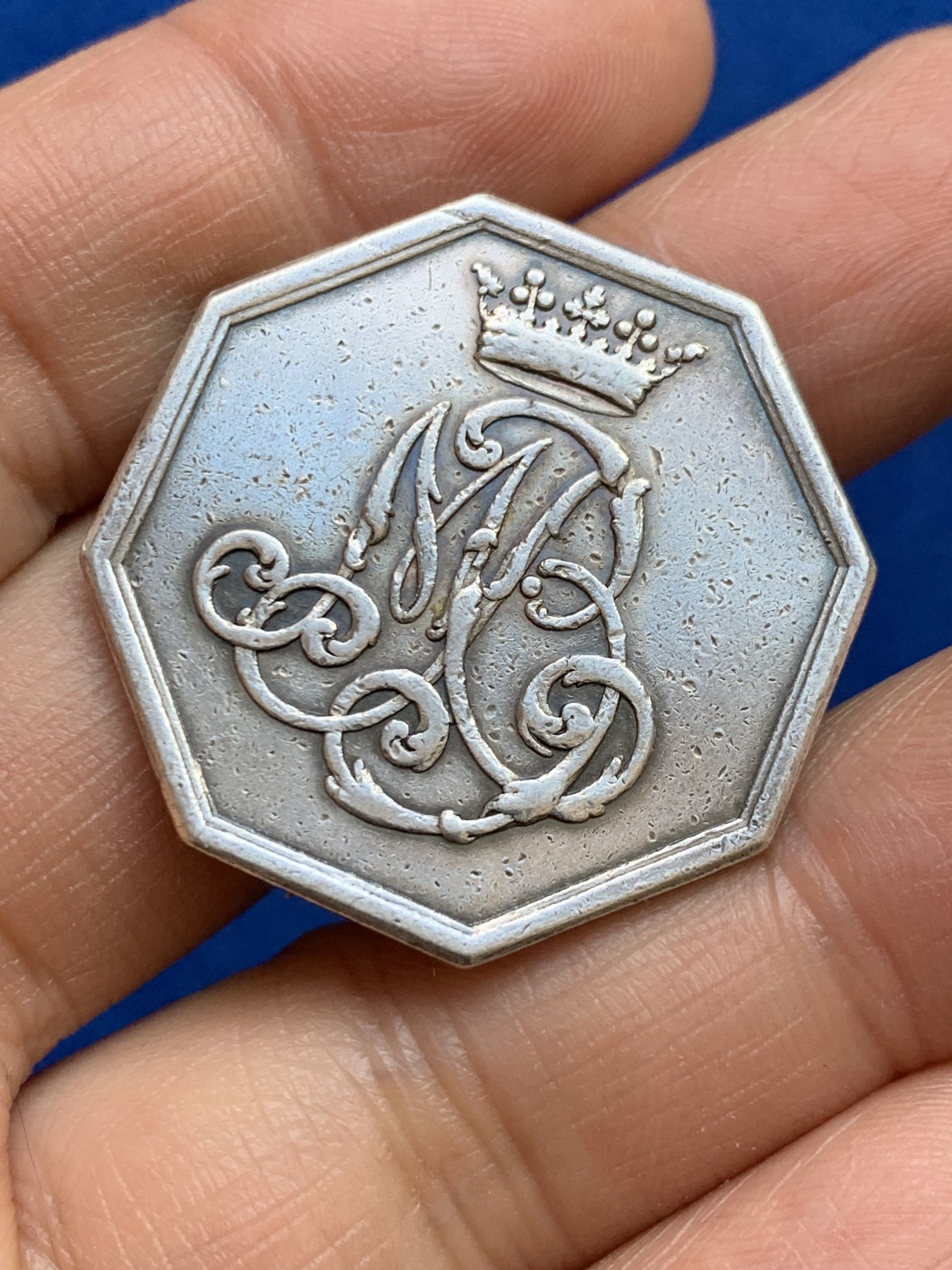 《竞宝斋》第237场- 周日，周一，周二，周日 疯狂4连拍 (全场包邮) 法国18世纪贵族双狮纹章八角银质代币，15.52g，33mm，早期无边铭，首见品种