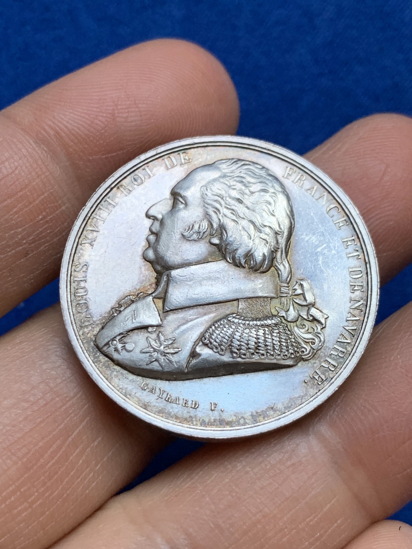 《竞宝斋》第237场- 周日，周一，周二，周日 疯狂4连拍 (全场包邮) 法国巴黎大学银质代币，身着戎装佩戴圣灵勋章的路易十八，细节清晰，18.24g，32.3mm，早期无边铭，厚重