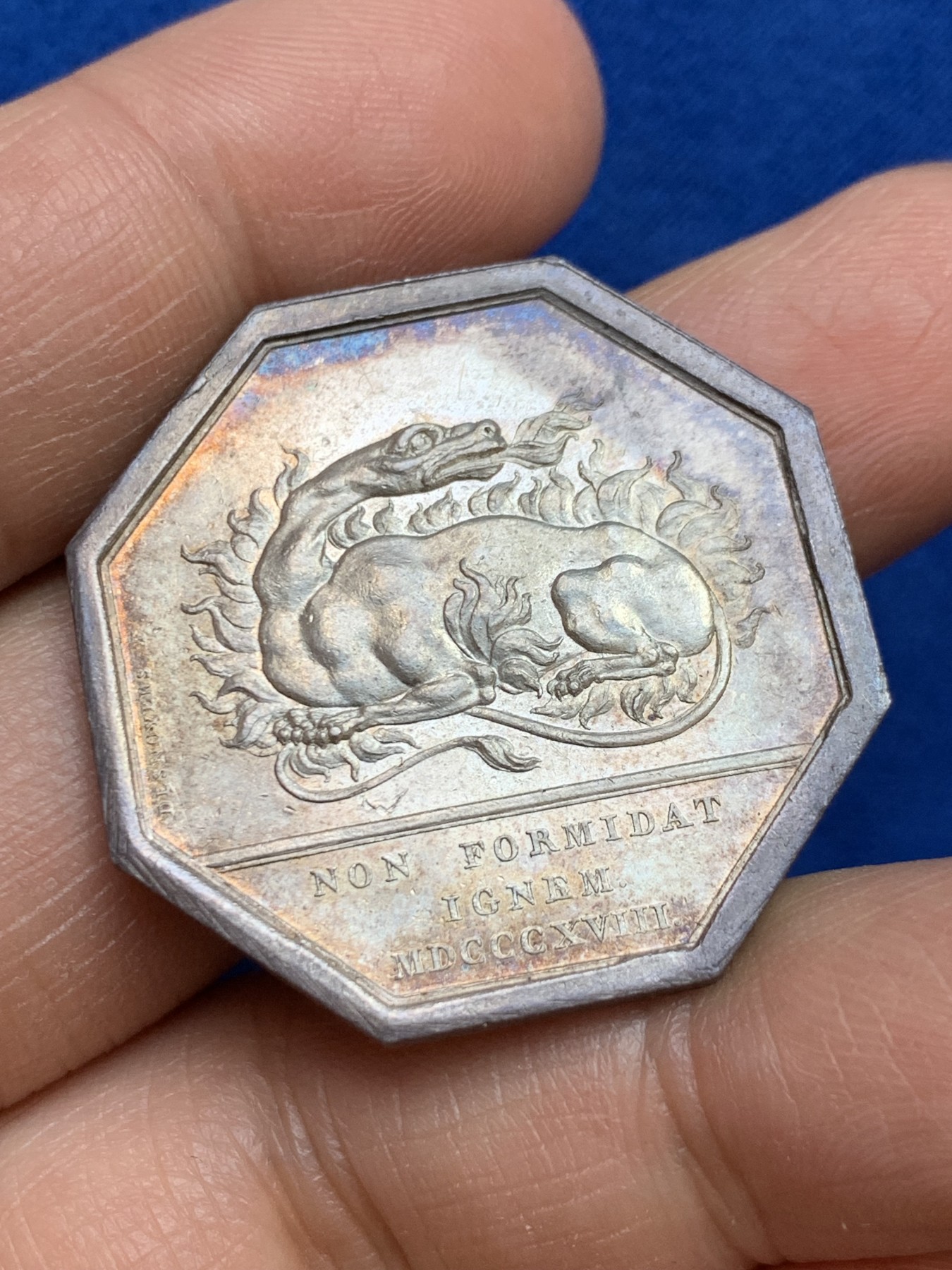 《竞宝斋》第237场- 周日，周一，周二，周日 疯狂4连拍 (全场包邮) 法国1817年巴黎火灾互助保险公司八角银质代币，难得原味五彩小火龙，16.38g，33.8mm，早期无边铭