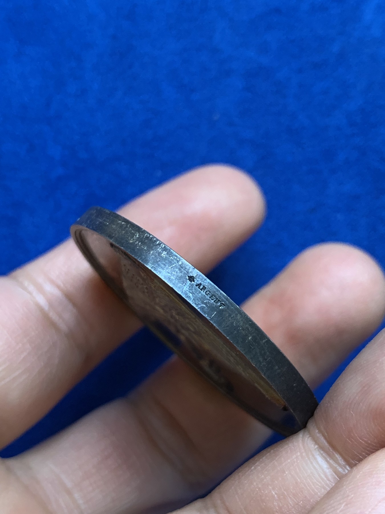 《竞宝斋》第237场- 周日，周一，周二，周日 疯狂4连拍 (全场包邮) 法国卢瓦尔省学习证书银质奖章，36.14g，42.2mm，蜜蜂边铭，彩虹包浆