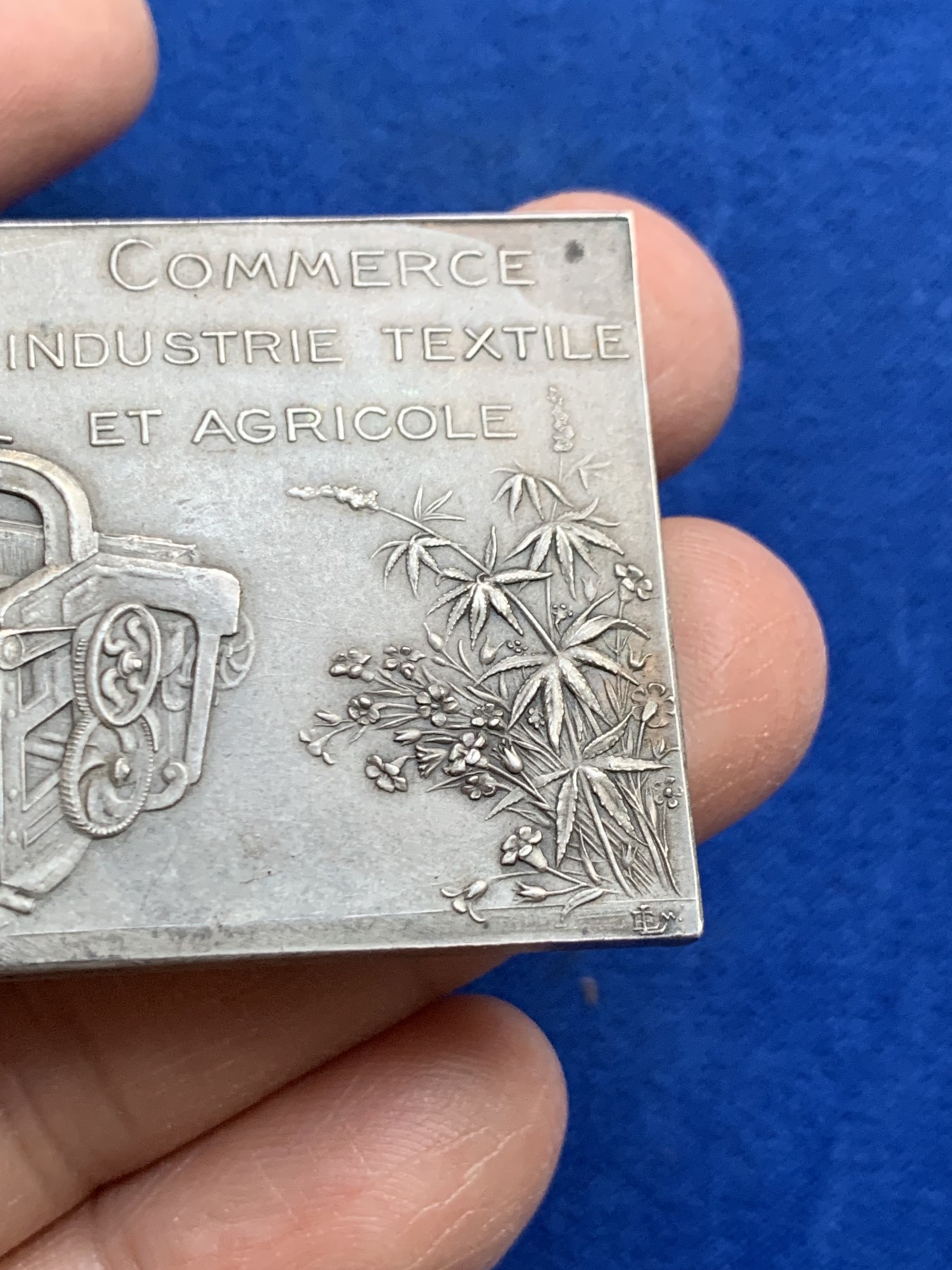 《竞宝斋》第237场- 周日，周一，周二，周日 疯狂4连拍 (全场包邮) 法国方形银章，阿蒙蒂埃、巴勒尔和默维尔商会，背面左下角有点小磕，60.60g，37.3*56mm，丰饶角2ARGENT