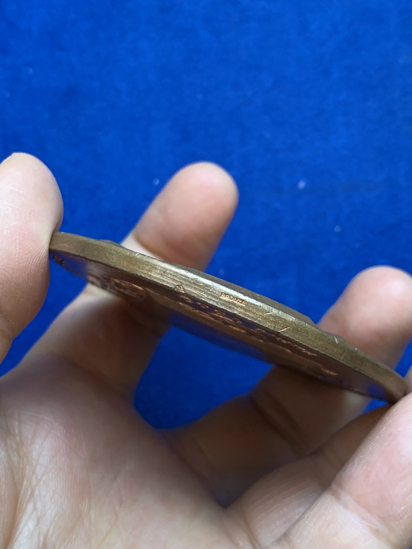 《竞宝斋》第237场- 周日，周一，周二，周日 疯狂4连拍 (全场包邮) 法国巴黎1883年保护工业产权公约铜章，161.84g，69mm，三角铜标，大而可砸核桃