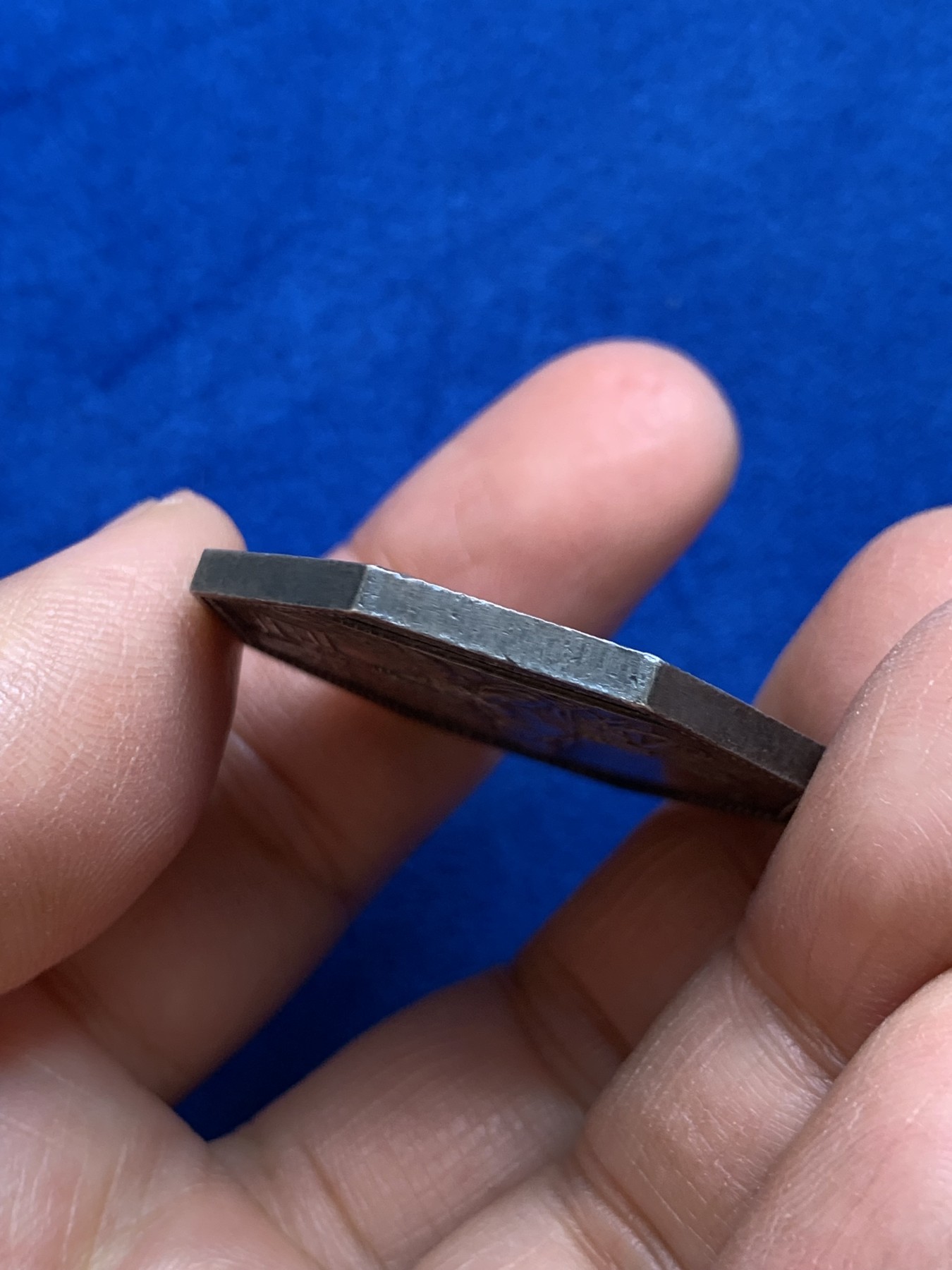 《竞宝斋》第237场- 周日，周一，周二，周日 疯狂4连拍 (全场包邮) 法国路易十八巴黎一般保险公司八角银代币，22.45g，35.7mm，这款少见的早期无边铭