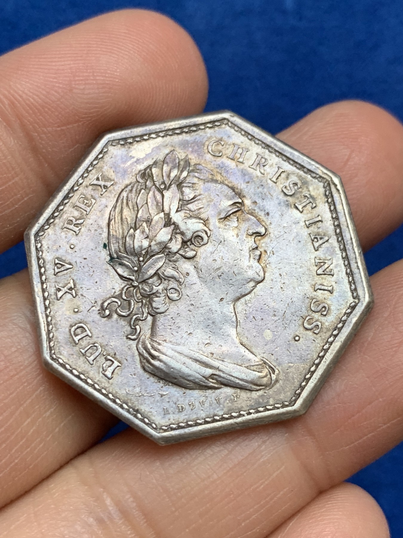 《竞宝斋》第237场- 周日，周一，周二，周日 疯狂4连拍 (全场包邮) 法国1773年路易十五时期法国荣军院八角银质代币，17.25g，33.9mm，早期无边铭