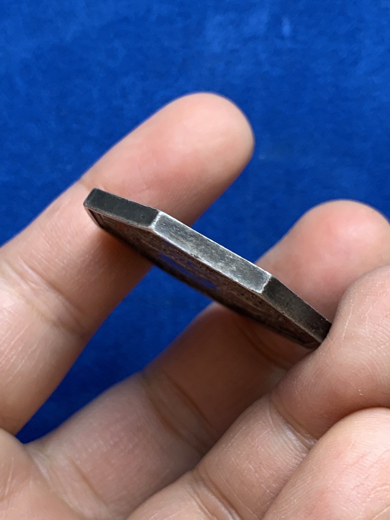 《竞宝斋》第237场- 周日，周一，周二，周日 疯狂4连拍 (全场包邮) 法国1832年以前路易十八时期信贷机构抵押基金八角银质代币，20.82g，35.8mm，早期无边铭，黄油包浆