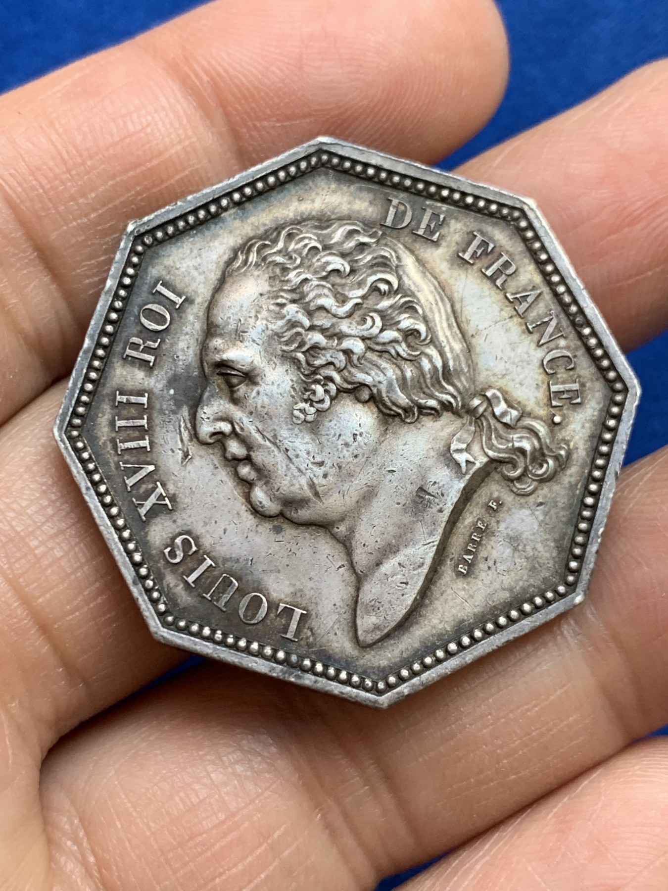 《竞宝斋》第237场- 周日，周一，周二，周日 疯狂4连拍 (全场包邮) 法国路易十八巴黎一般保险公司八角银代币，22.45g，35.7mm，这款少见的早期无边铭