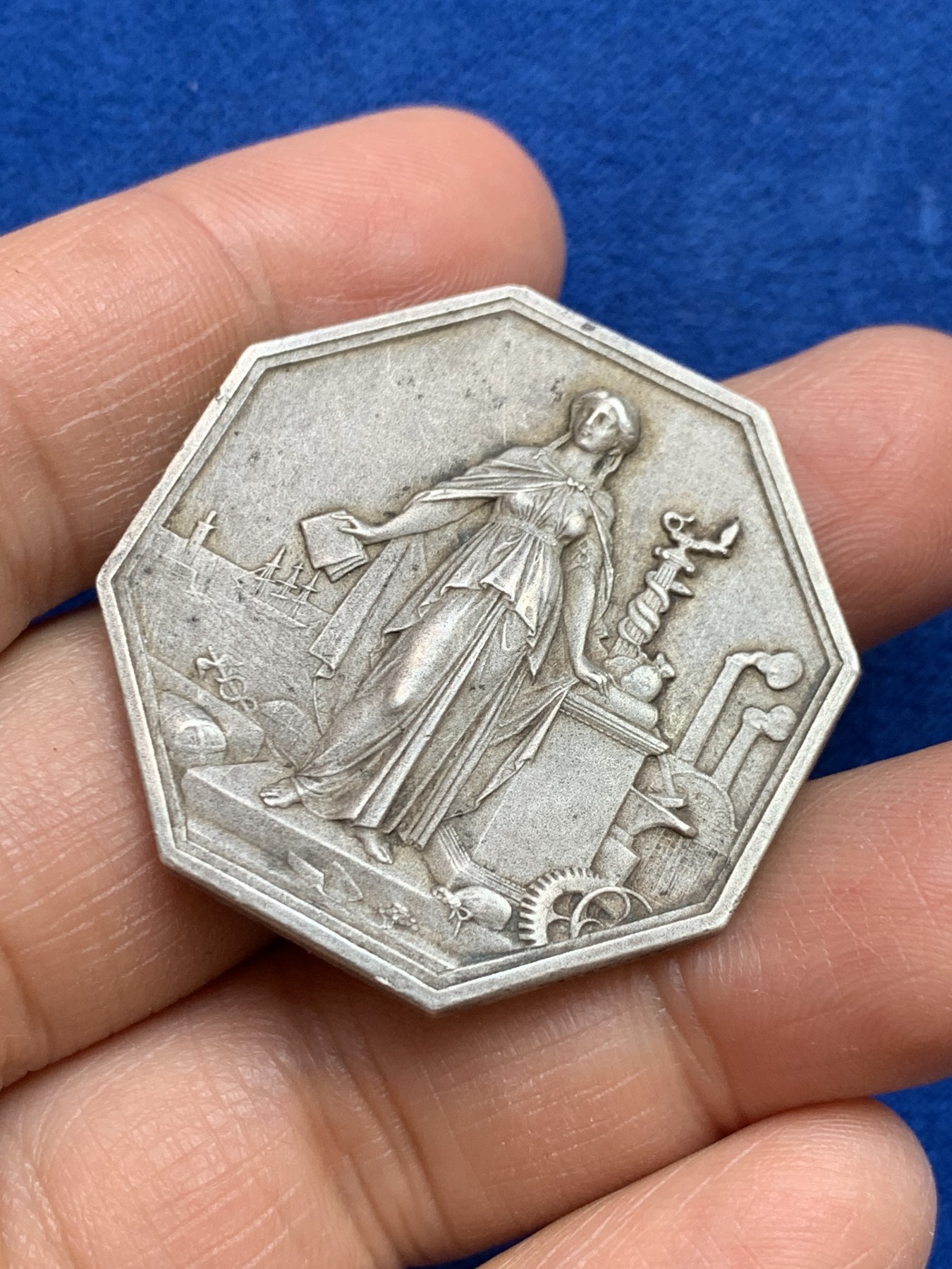 《竞宝斋》第237场- 周日，周一，周二，周日 疯狂4连拍 (全场包邮) 法国八角银质jeton，工商信贷银行，21.97g，37.4mm，丰饶角1AR边铭