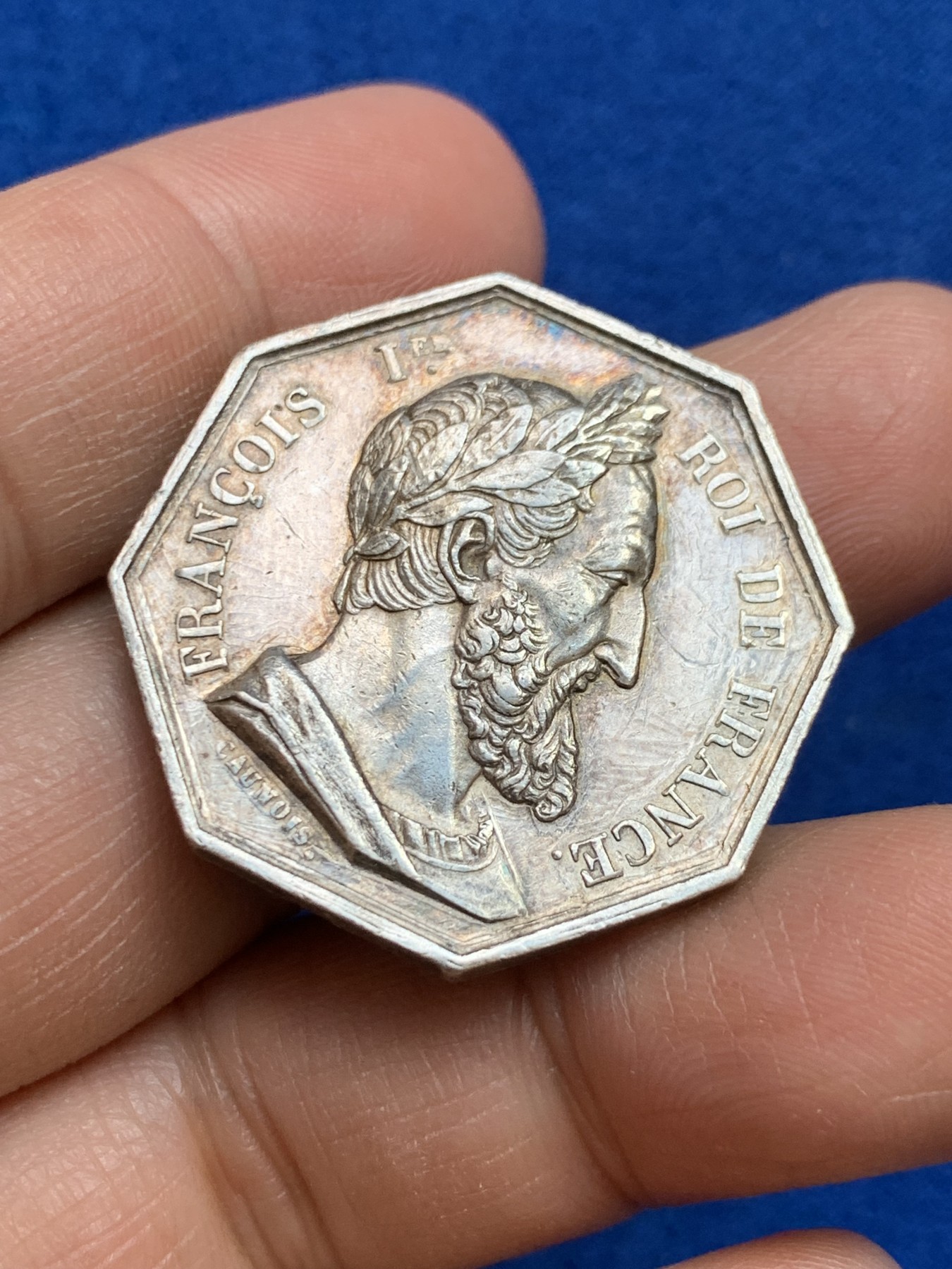 《竞宝斋》第237场- 周日，周一，周二，周日 疯狂4连拍 (全场包邮) 法国维特里勒弗朗索瓦区公证人协会八角银代币，弗朗索瓦一世，脖颈青筋栩栩如生，17.26g，32.0mm，神灯边铭