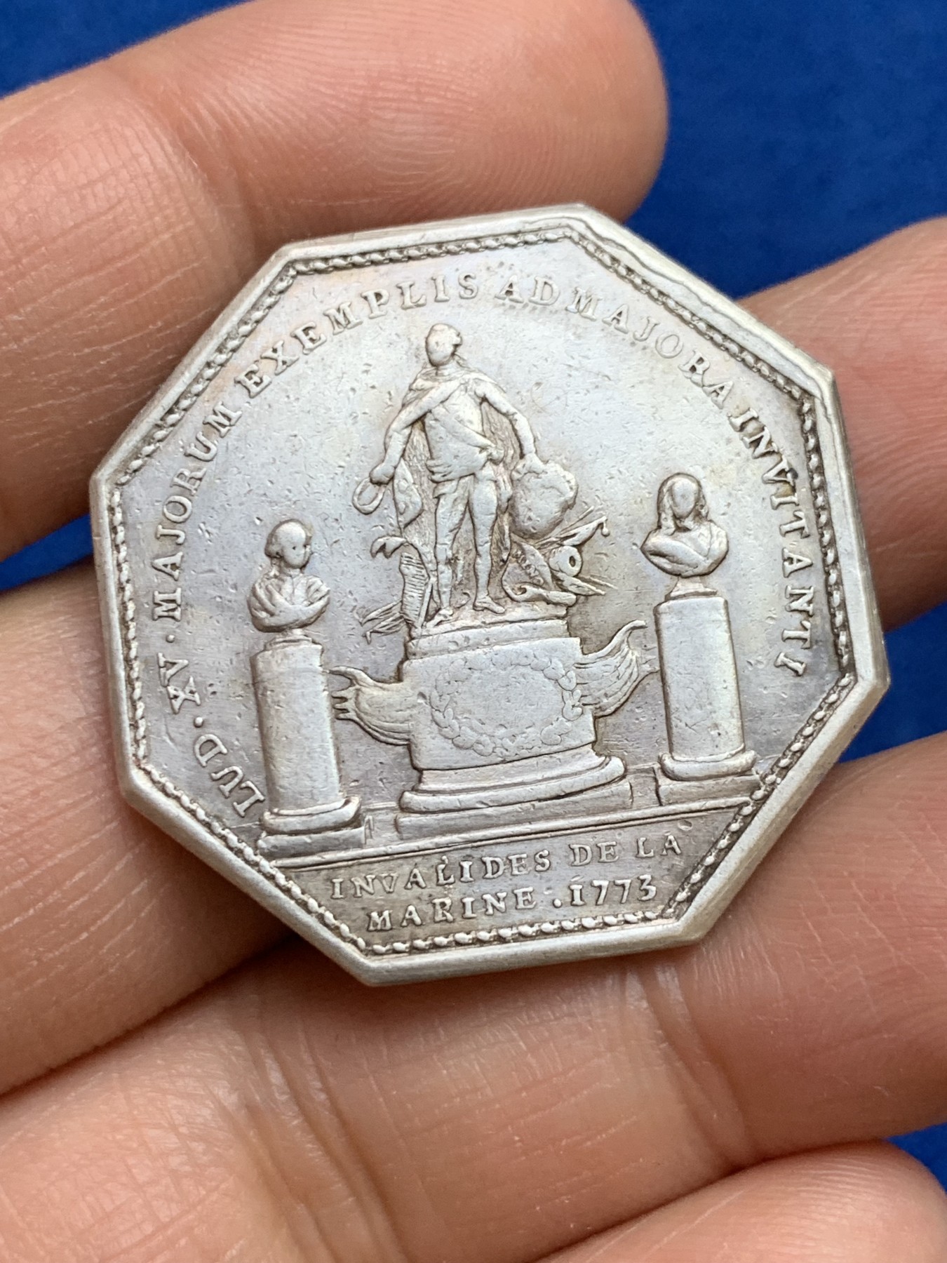 《竞宝斋》第237场- 周日，周一，周二，周日 疯狂4连拍 (全场包邮) 法国1773年路易十五时期法国荣军院八角银质代币，17.25g，33.9mm，早期无边铭