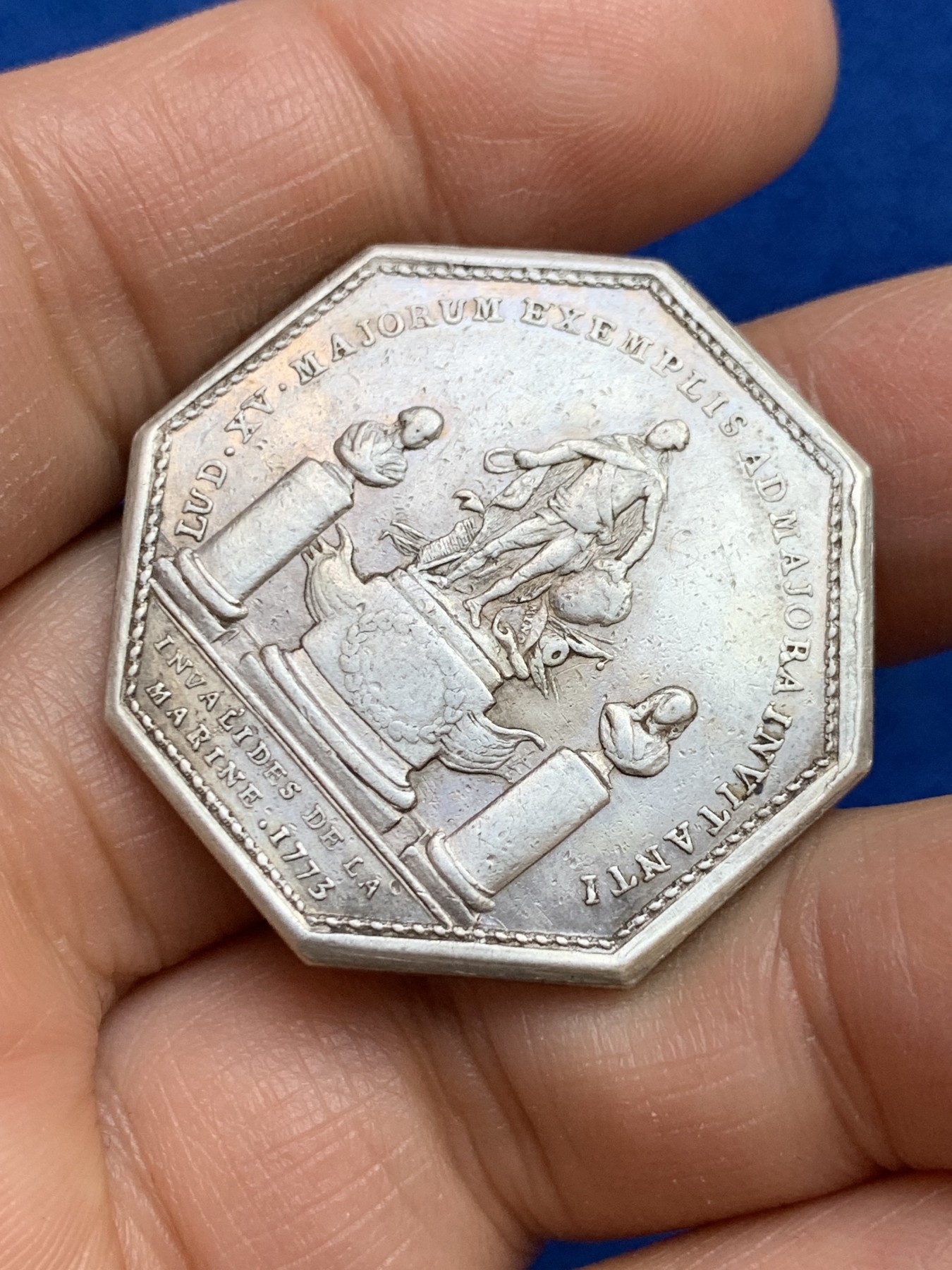 《竞宝斋》第237场- 周日，周一，周二，周日 疯狂4连拍 (全场包邮) 法国1773年路易十五时期法国荣军院八角银质代币，17.25g，33.9mm，早期无边铭