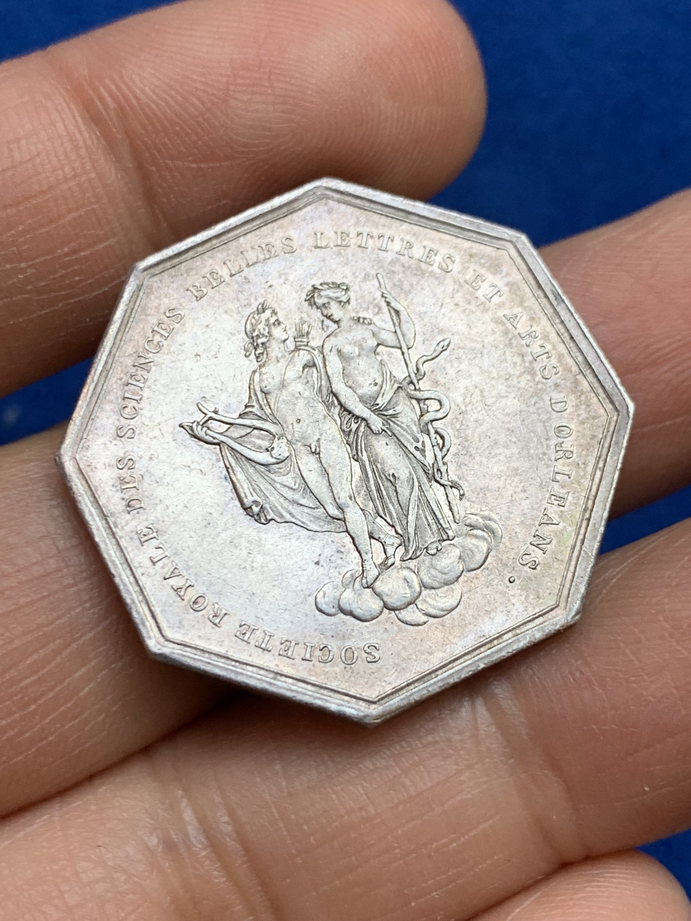 《竞宝斋》第237场- 周日，周一，周二，周日 疯狂4连拍 (全场包邮) 法国八角银质代币，奥尔良科学与艺术协会，11.76g，30.6mm，早期无边铭，云端上的太阳神阿波罗与智慧女神密涅瓦