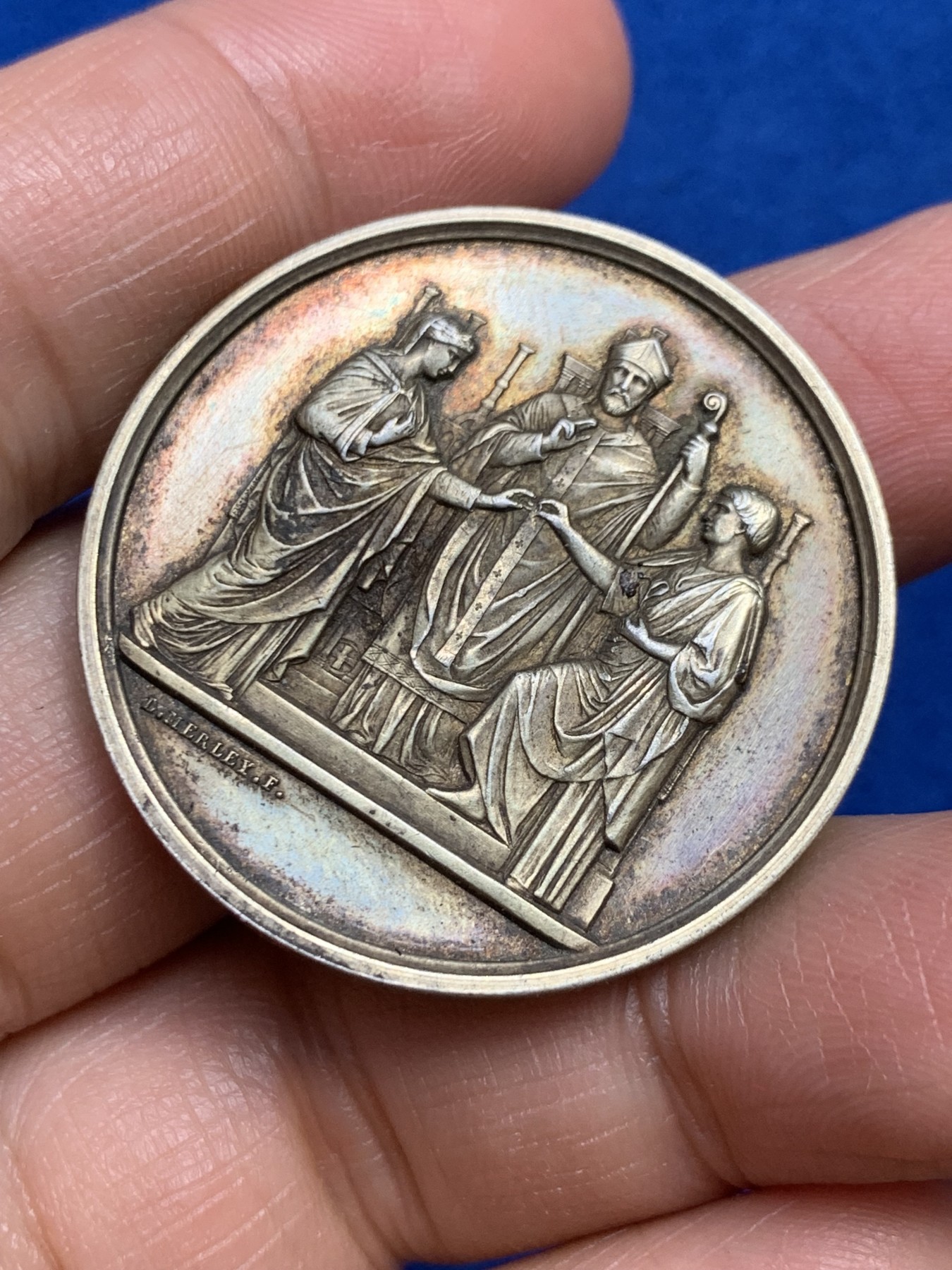 《竞宝斋》第237场- 周日，周一，周二，周日 疯狂4连拍 (全场包邮) 法国大版银质婚章 36.7mm 22.15g 边铭手指 五彩包 状态非常好