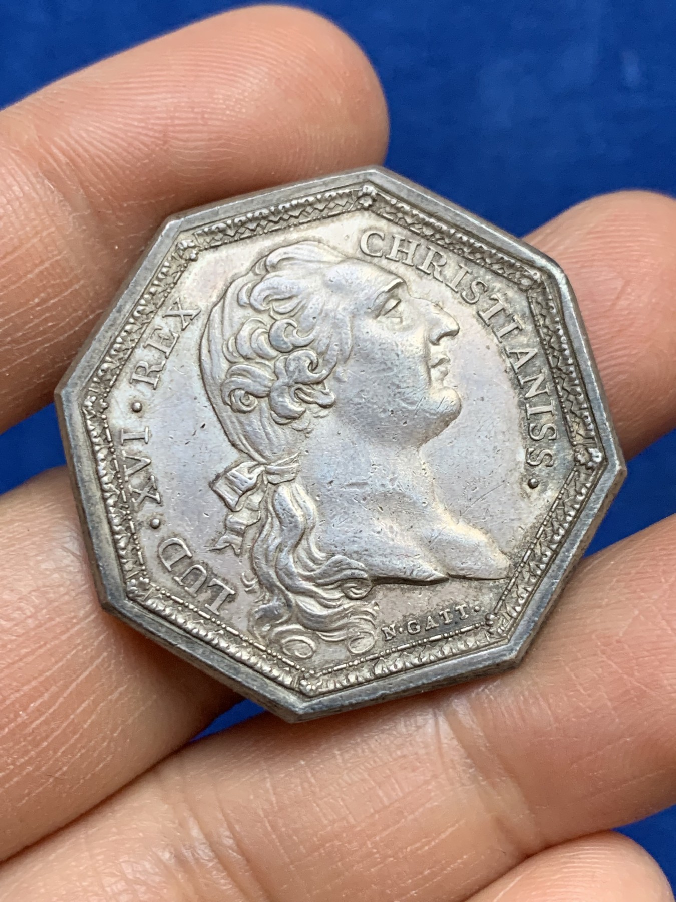 《竞宝斋》第237场- 周日，周一，周二，周日 疯狂4连拍 (全场包邮) 法国路易十六时期鲁昂市城市八角银代币， 17.45g，34.3mm，早期无边铭