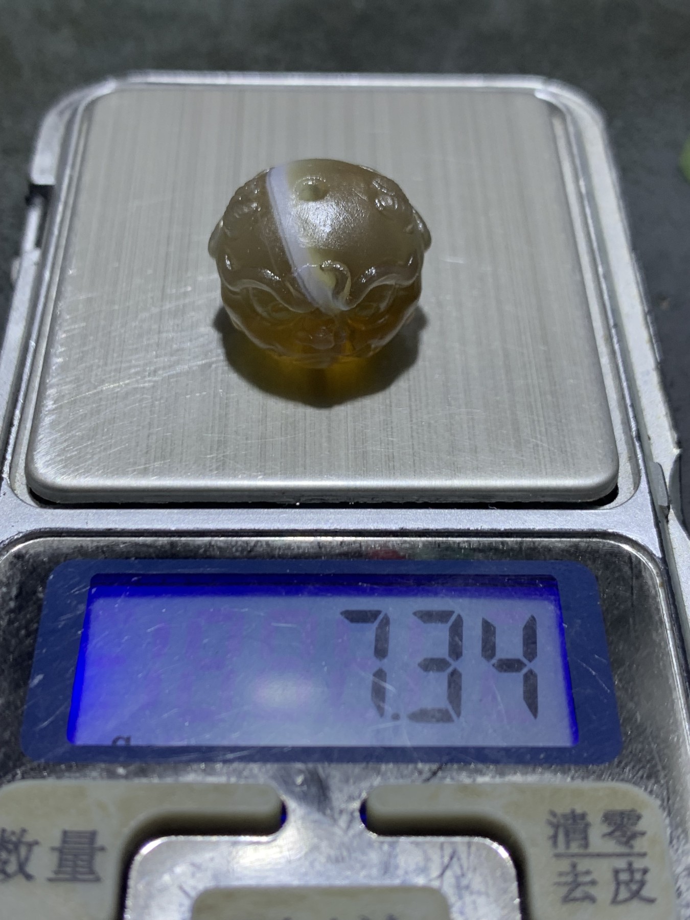 精美亚光巴西玛瑙手工雕刻瑞兽珠子（吊坠）一个