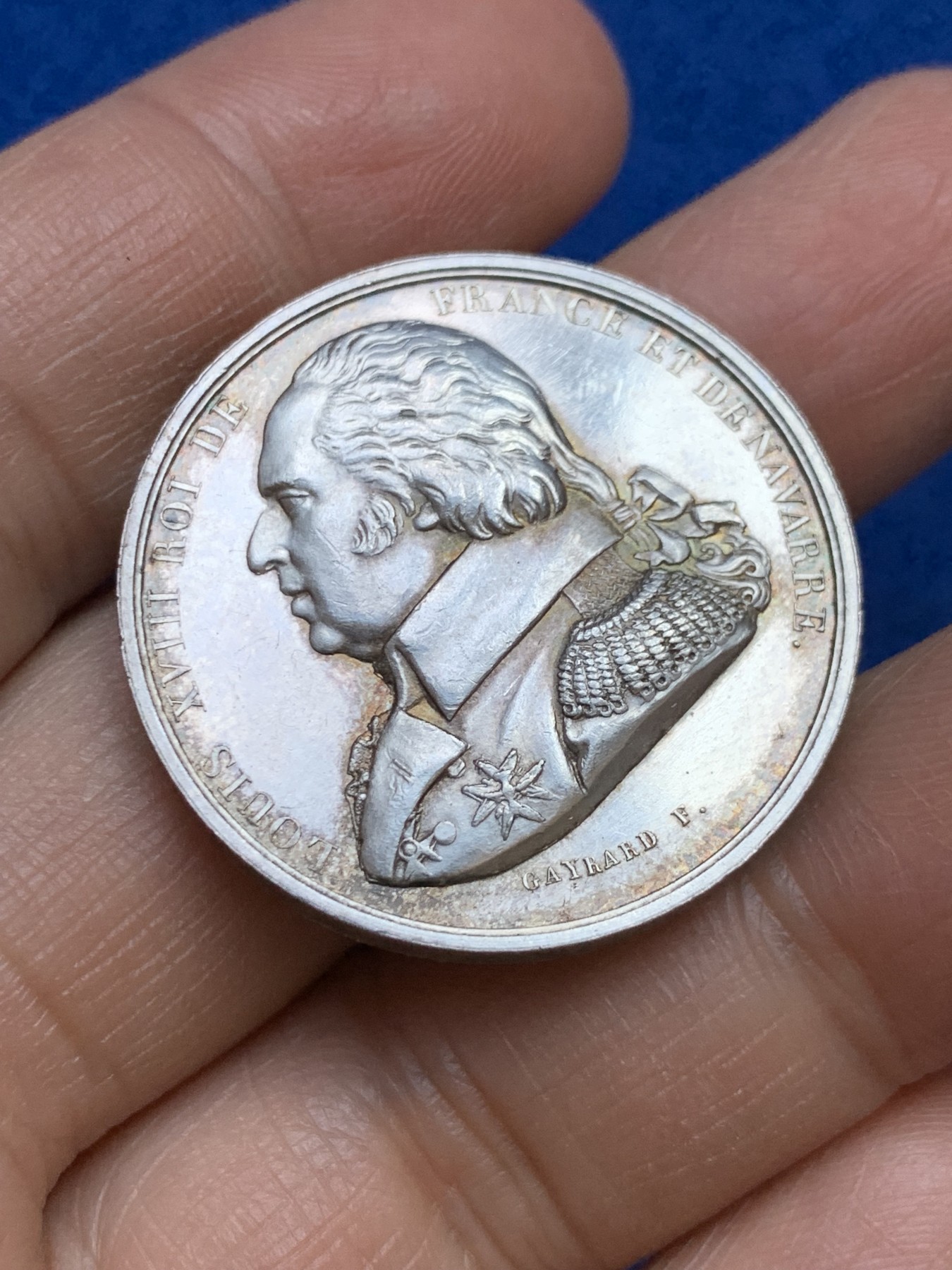 《竞宝斋》第237场- 周日，周一，周二，周日 疯狂4连拍 (全场包邮) 法国巴黎大学银质代币，身着戎装佩戴圣灵勋章的路易十八，细节清晰，18.24g，32.3mm，早期无边铭，厚重