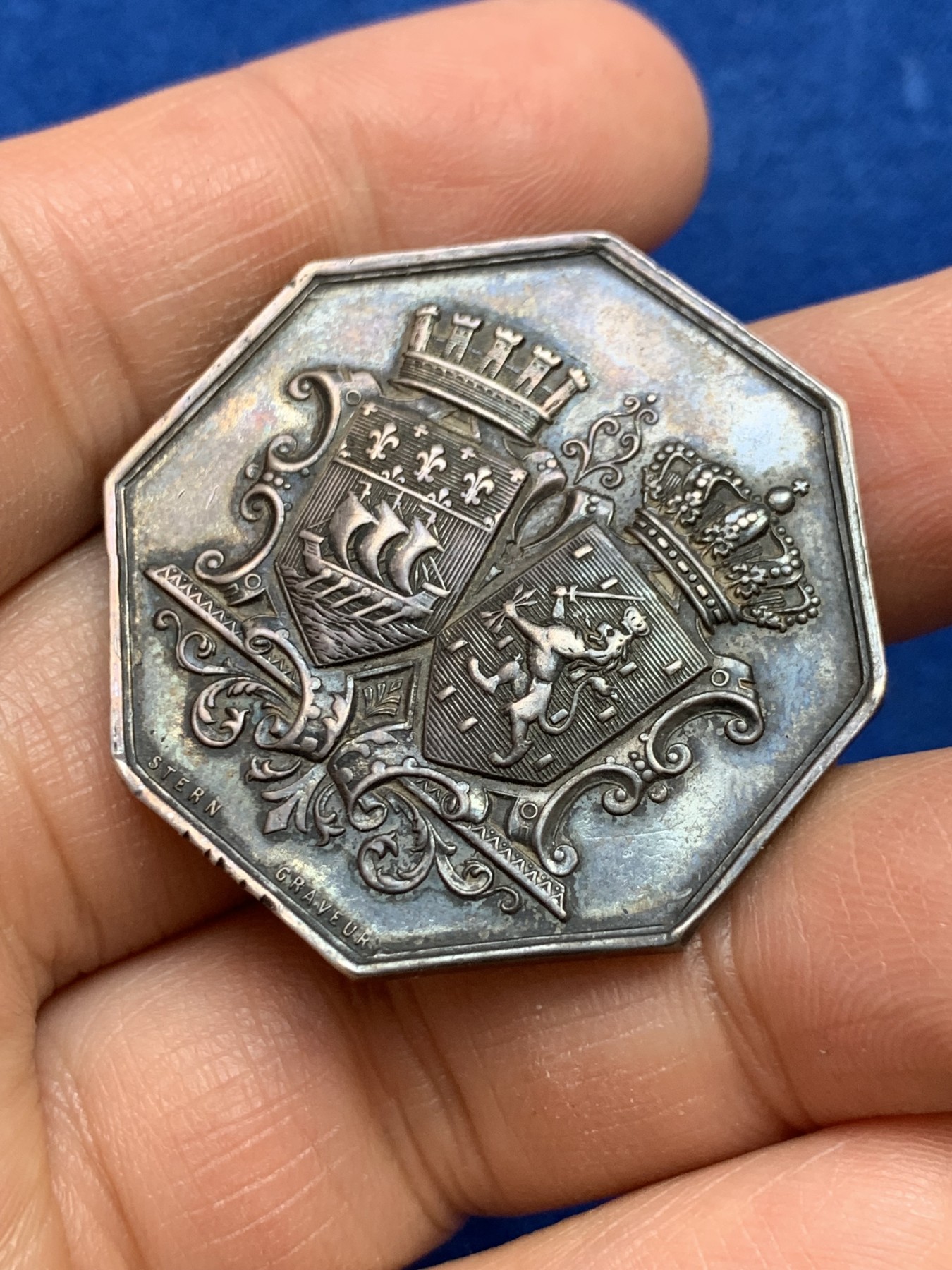 《竞宝斋》第237场- 周日，周一，周二，周日 疯狂4连拍 (全场包邮) 法国巴黎-荷兰银行八角银质代币，22.30g，36.3mm，1879年仅铸造一个的烟斗边铭，边有磕碰