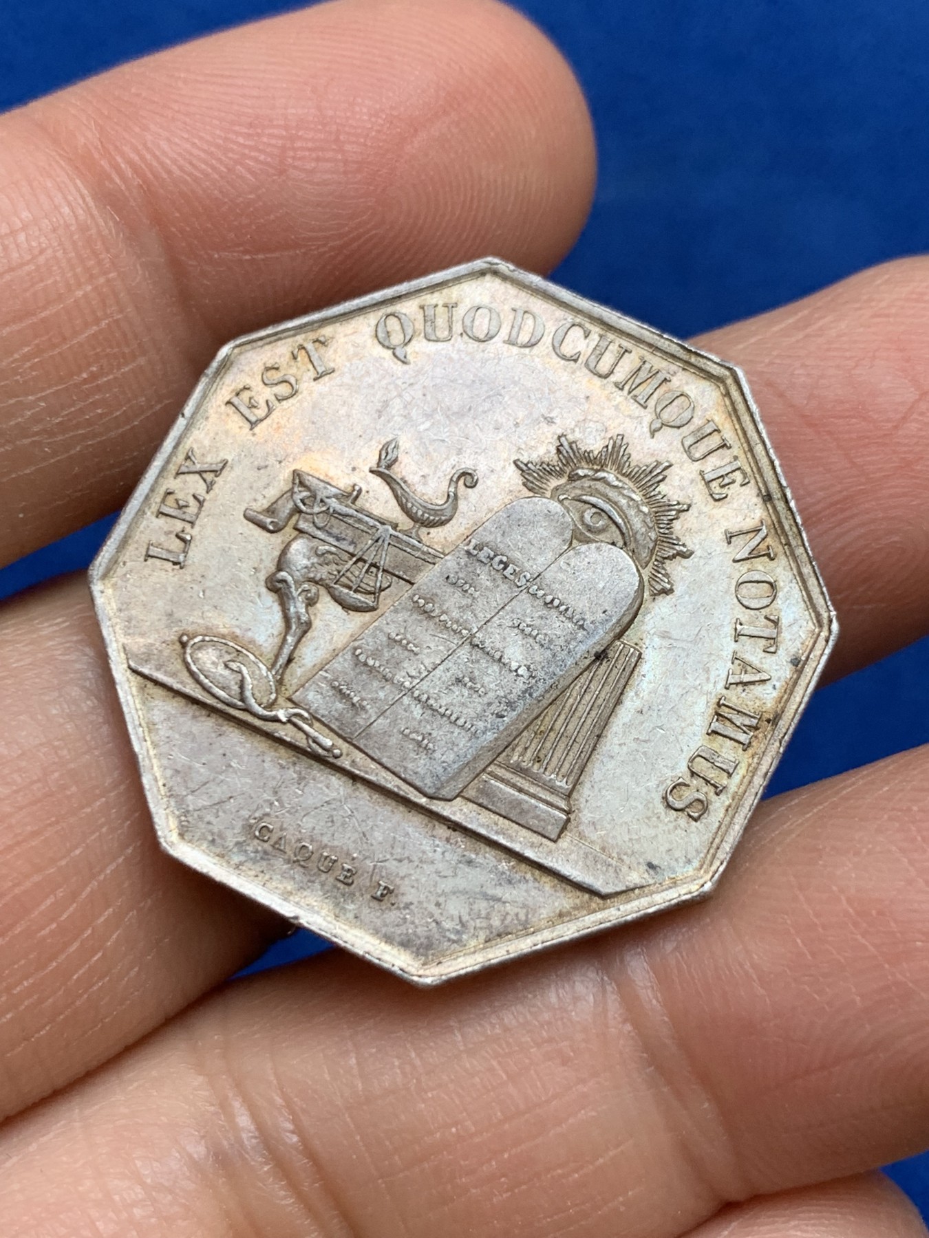 《竞宝斋》第237场- 周日，周一，周二，周日 疯狂4连拍 (全场包邮) 法国八角银质代币，欧赛尔公证处，12.86g，30.6mm，手指边铭，全能之眼