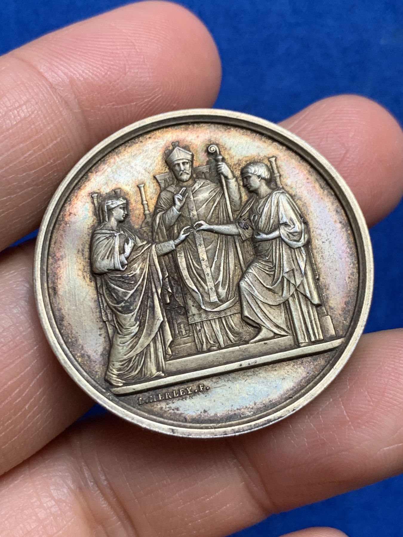 《竞宝斋》第237场- 周日，周一，周二，周日 疯狂4连拍 (全场包邮) 法国大版银质婚章 36.7mm 22.15g 边铭手指 五彩包 状态非常好