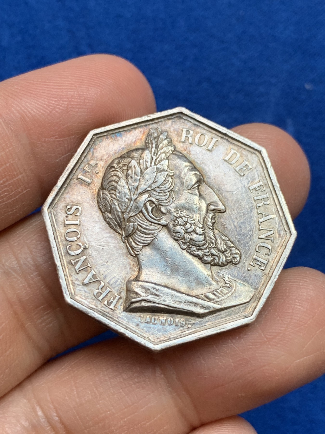 《竞宝斋》第237场- 周日，周一，周二，周日 疯狂4连拍 (全场包邮) 法国维特里勒弗朗索瓦区公证人协会八角银代币，弗朗索瓦一世，脖颈青筋栩栩如生，17.26g，32.0mm，神灯边铭