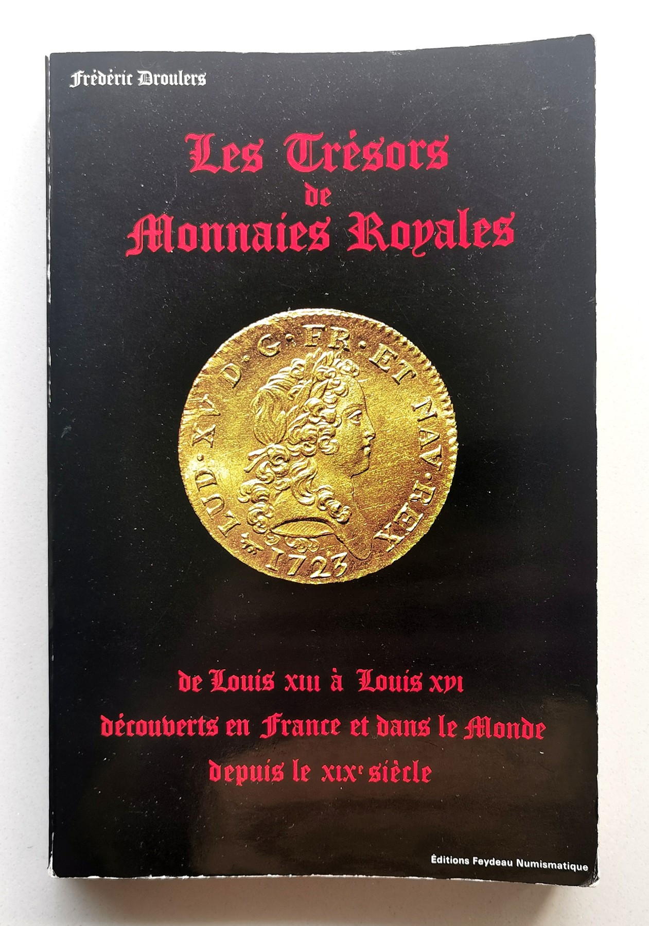 凡希社世界钱币微拍第二百五十九期 皇家钱币宝库：从路易十三到路易十六——19世纪以来在法国和世界各地的新发现／弗雷德里克．杜洛勒著 八品，绝版书籍，来自法国已故钱币学家 Jacques Floquet 藏书，内附藏家手迹（含内容注释及中文翻译）、地图、剪报等珍贵资料。  ​