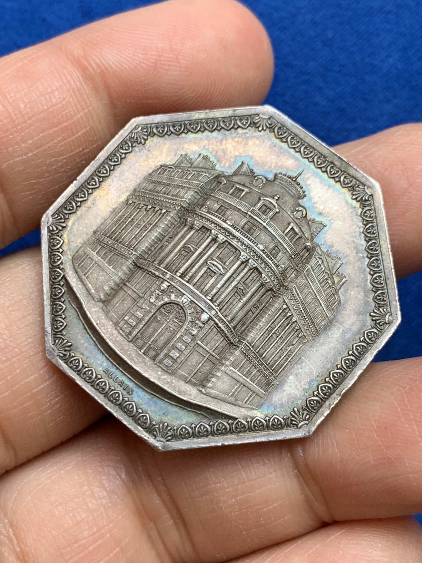 《竞宝斋》第237场- 周日，周一，周二，周日 疯狂4连拍 (全场包邮) 法国一般存款账户公司八角银章，正面是其总部所在地巴黎歌剧院，透视感很好，23.31g，37.6mm，蜜蜂边铭