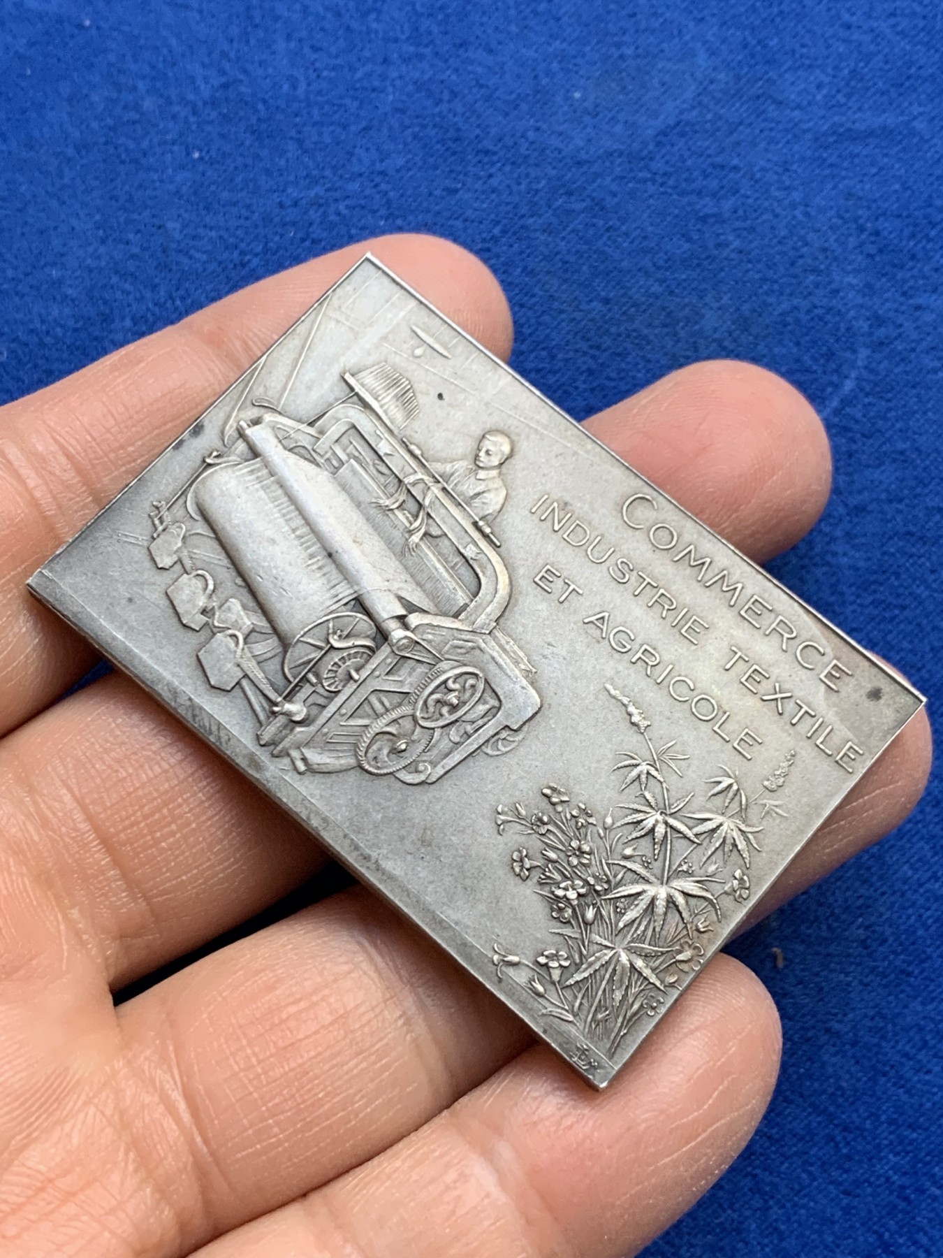 《竞宝斋》第237场- 周日，周一，周二，周日 疯狂4连拍 (全场包邮) 法国方形银章，阿蒙蒂埃、巴勒尔和默维尔商会，背面左下角有点小磕，60.60g，37.3*56mm，丰饶角2ARGENT