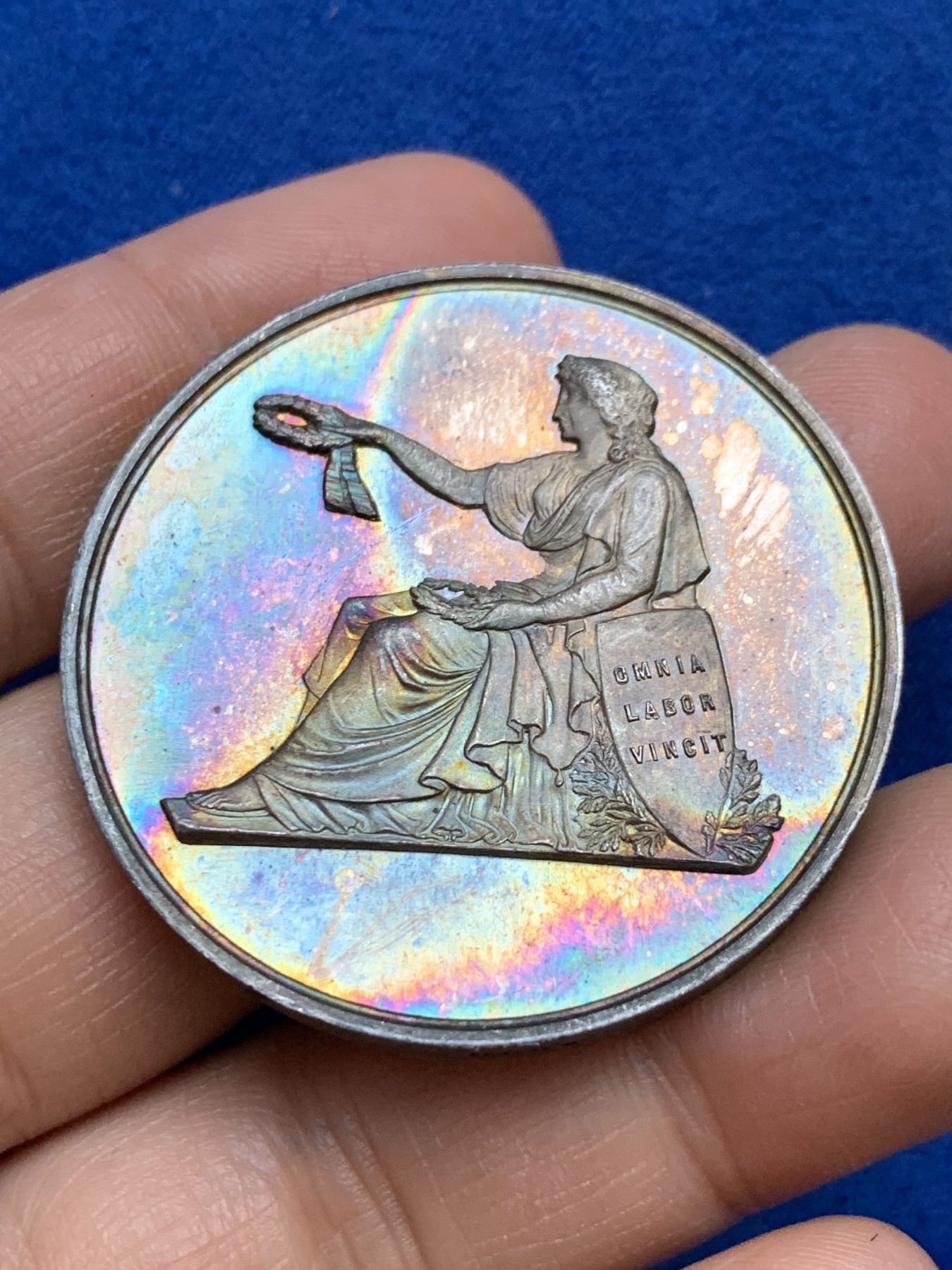 《竞宝斋》第237场- 周日，周一，周二，周日 疯狂4连拍 (全场包邮) 法国卢瓦尔省学习证书银质奖章，36.14g，42.2mm，蜜蜂边铭，彩虹包浆