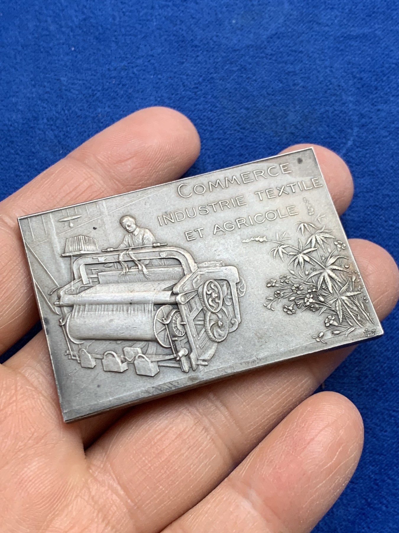 《竞宝斋》第237场- 周日，周一，周二，周日 疯狂4连拍 (全场包邮) 法国方形银章，阿蒙蒂埃、巴勒尔和默维尔商会，背面左下角有点小磕，60.60g，37.3*56mm，丰饶角2ARGENT