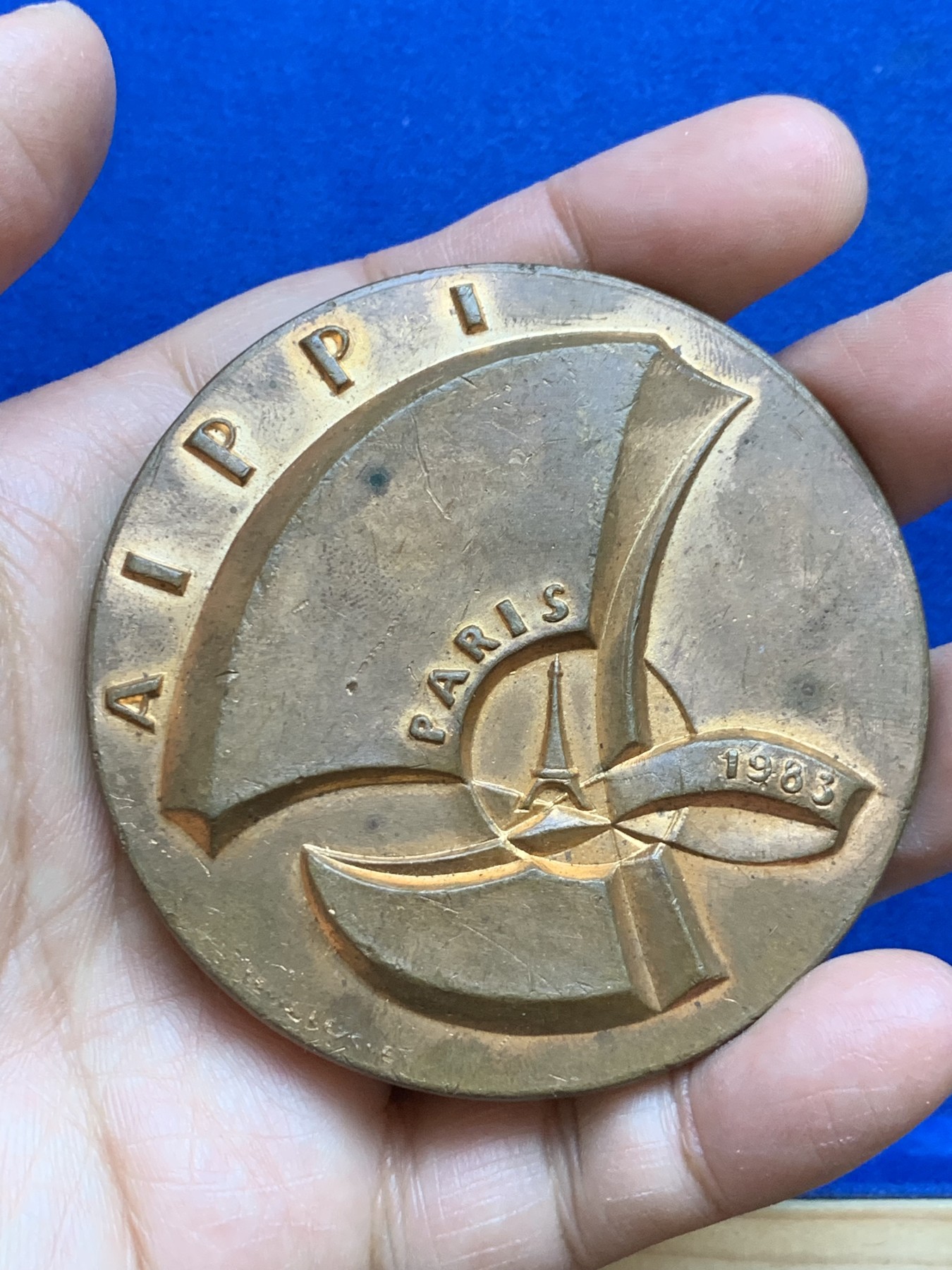 《竞宝斋》第237场- 周日，周一，周二，周日 疯狂4连拍 (全场包邮) 法国巴黎1883年保护工业产权公约铜章，161.84g，69mm，三角铜标，大而可砸核桃