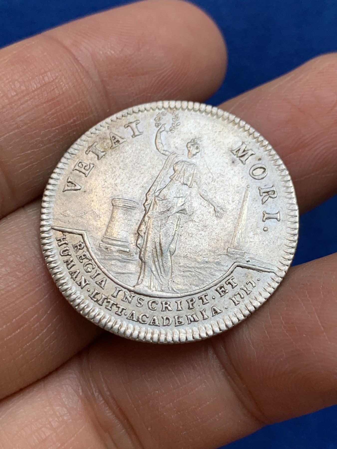 《竞宝斋》第237场- 周日，周一，周二，周日 疯狂4连拍 (全场包邮) 法国1717年路易十五皇家铭文与纯文学学院银质jeton，8.12g，30.4mm