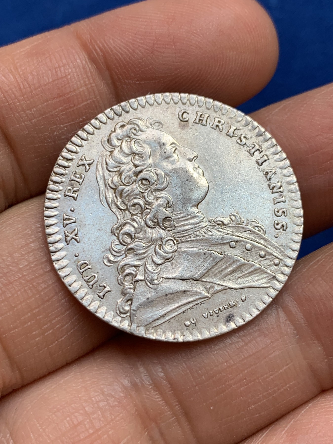 《竞宝斋》第237场- 周日，周一，周二，周日 疯狂4连拍 (全场包邮) 法国1717年路易十五皇家铭文与纯文学学院银质jeton，8.12g，30.4mm